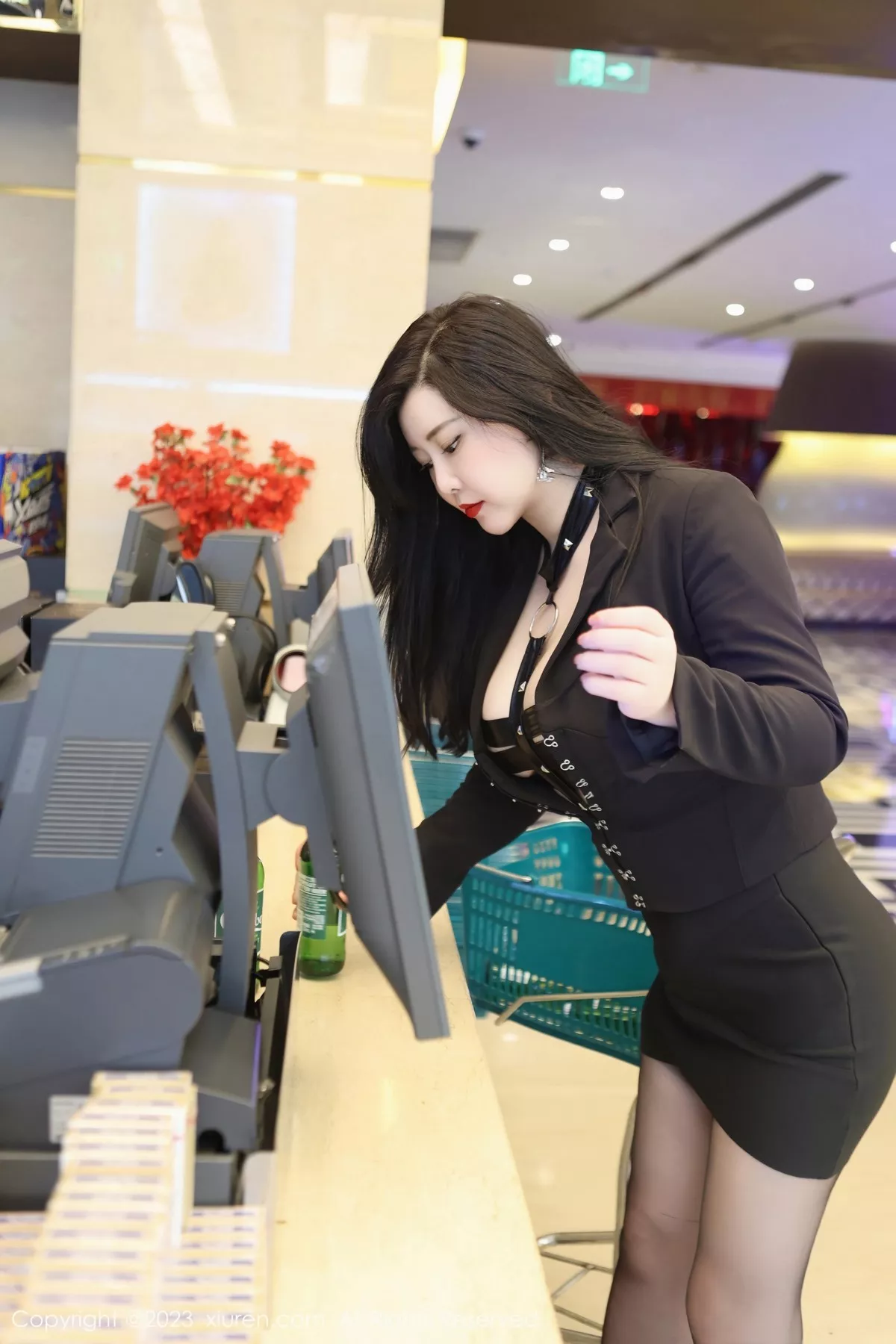 秀人集.com_[XiuRen秀人网]No.6766_模特王婉悠Queen性感黑色情趣服配开档黑丝秀惹火身材诱惑写真82P