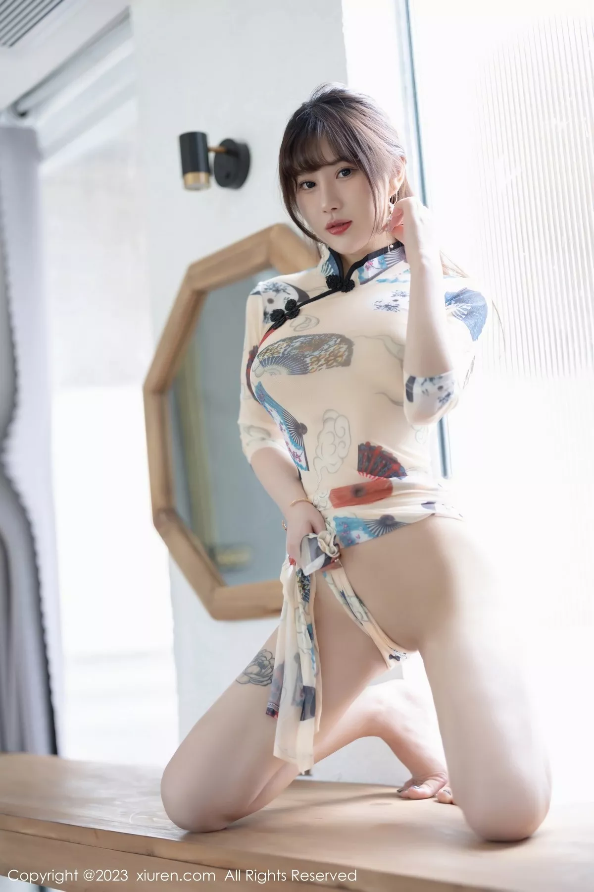 秀人集.com_[XiuRen秀人网]No.6831_模特张欣欣性感白色图案旗袍+红色薄纱轻透情趣服惹火诱惑写真72P