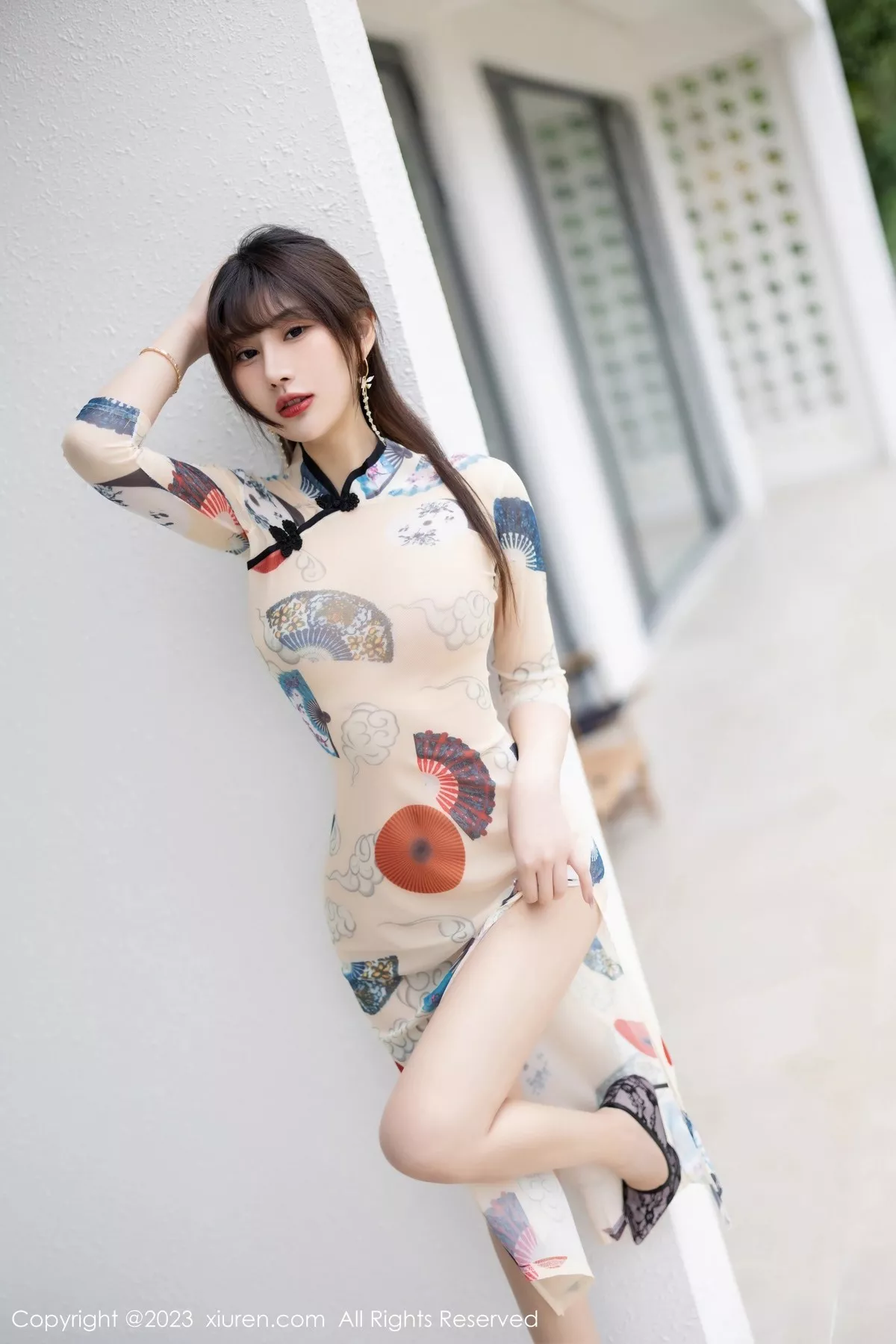 秀人集.com_[XiuRen秀人网]No.6831_模特张欣欣性感白色图案旗袍+红色薄纱轻透情趣服惹火诱惑写真72P