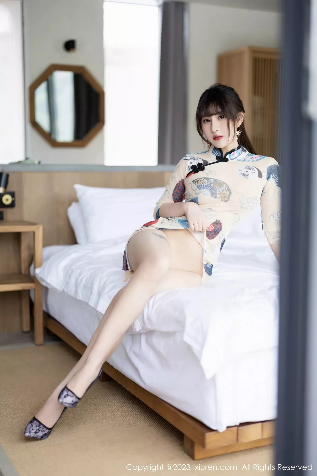 秀人集.com_[XiuRen秀人网]No.6831_模特张欣欣性感白色图案旗袍+红色薄纱轻透情趣服惹火诱惑写真72P