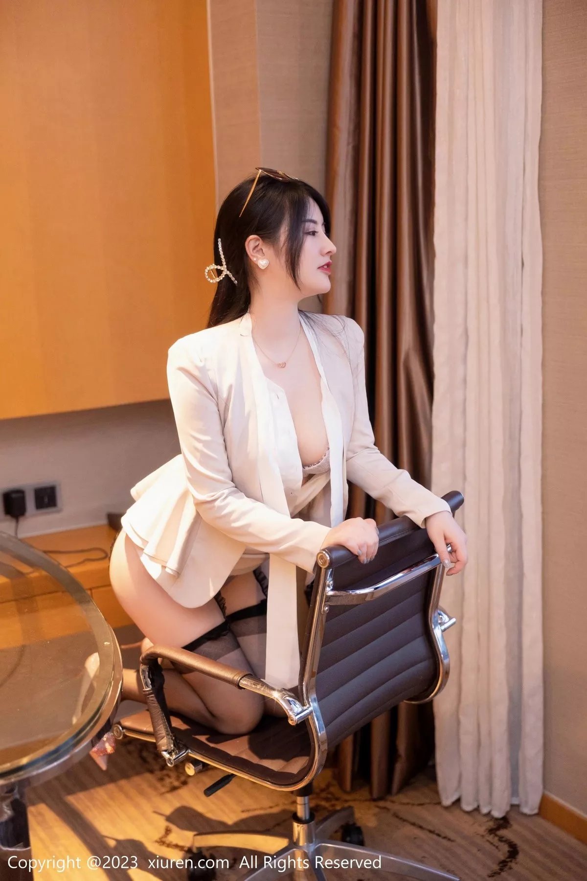 秀人集.com_[XiuRen秀人网]No.6879_模特诗诗kiki半脱浅色OL服饰露性感浅灰内衣秀惹火身材诱惑写真79P