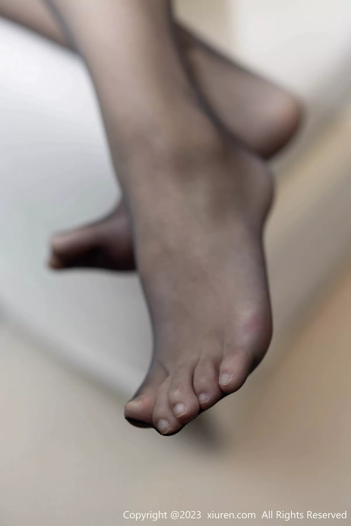 秀人集.com_[XiuRen秀人网]No.6883_模特可乐Vicky性感红色上衣配黑短裙露超薄黑丝秀美腿诱惑写真75P