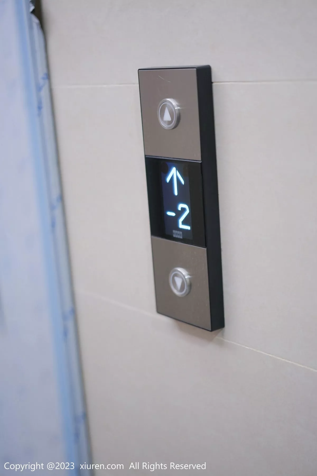 秀人集.com_[XiuRen秀人网]No.6881_模特laura阿姣尾随拍摄主题性感黑色吊带裙秀曼妙身姿诱惑写真69P