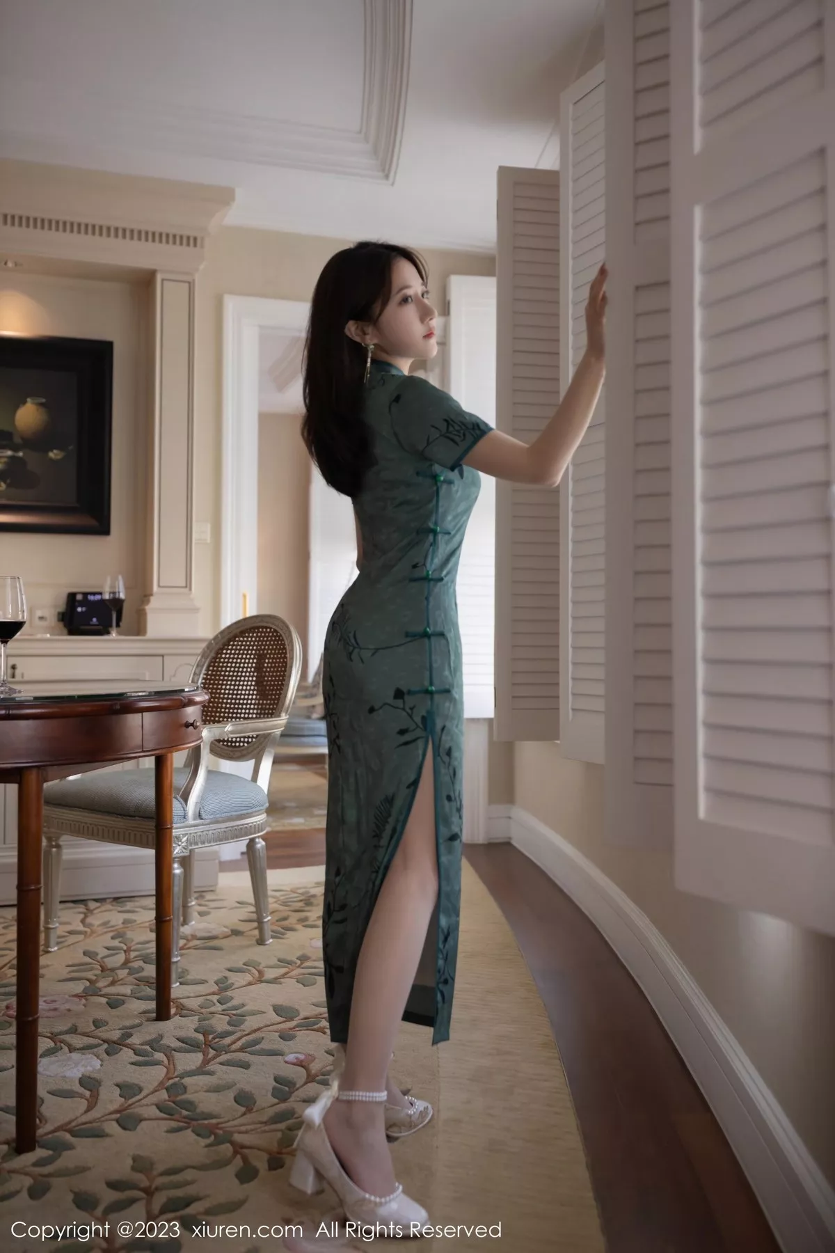 秀人集.com_[XiuRen秀人网]No.6893_模特鱼子酱Fish脱墨绿色长旗袍露性感内衣秀完美身材诱惑写真81P