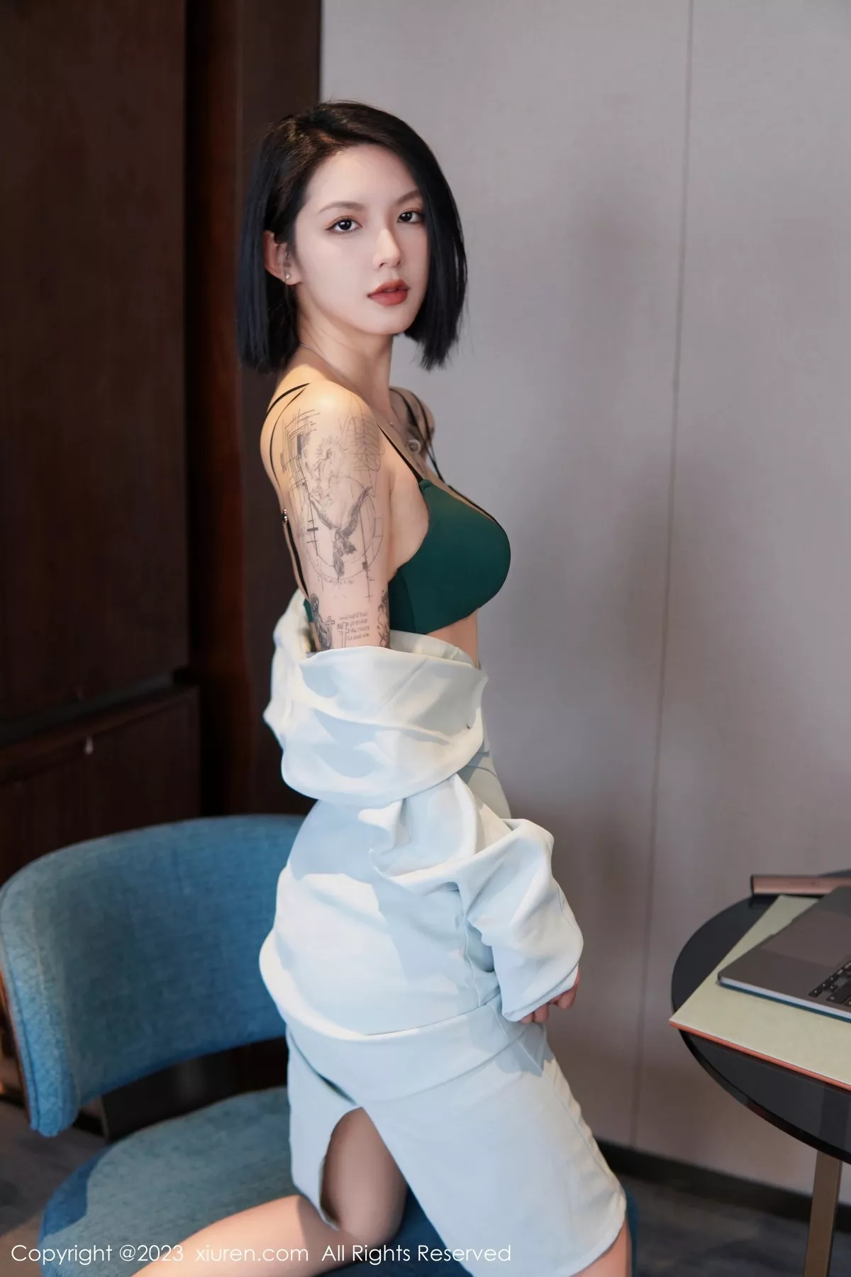 秀人集.com_[XiuRen秀人网]No.6885_模特乔一一性感淡蓝色Ol服饰露墨绿色内衣配原色丝袜诱惑写真74P