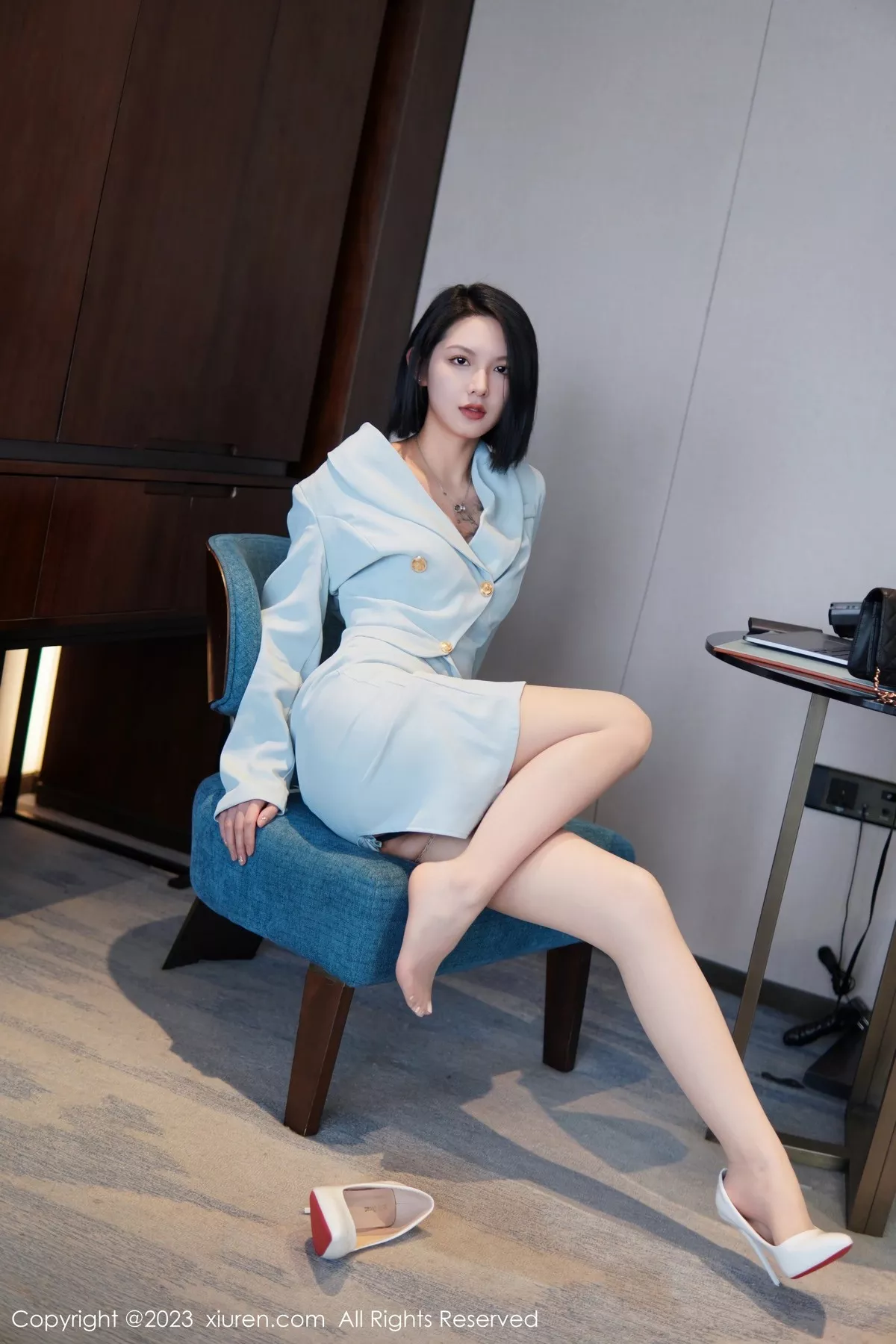 秀人集.com_[XiuRen秀人网]No.6885_模特乔一一性感淡蓝色Ol服饰露墨绿色内衣配原色丝袜诱惑写真74P