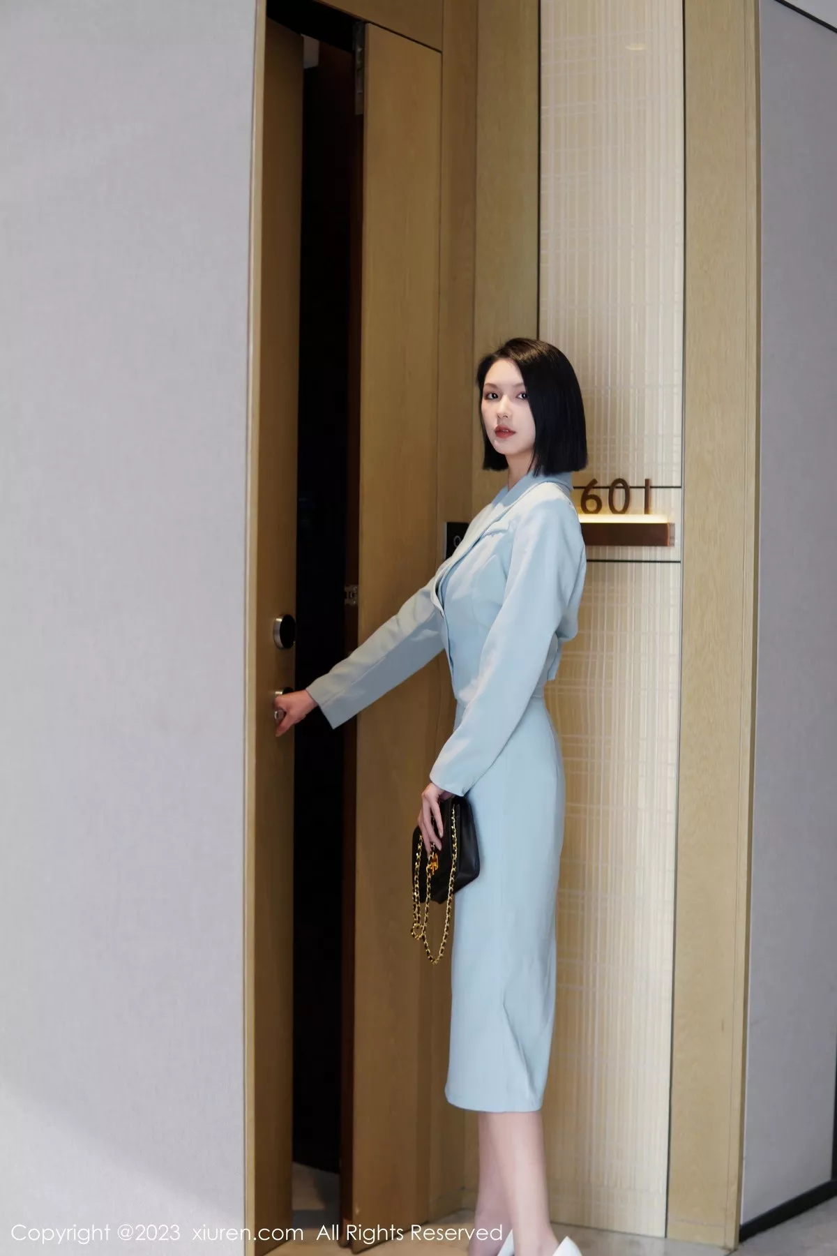 秀人集.com_[XiuRen秀人网]No.6885_模特乔一一性感淡蓝色Ol服饰露墨绿色内衣配原色丝袜诱惑写真74P