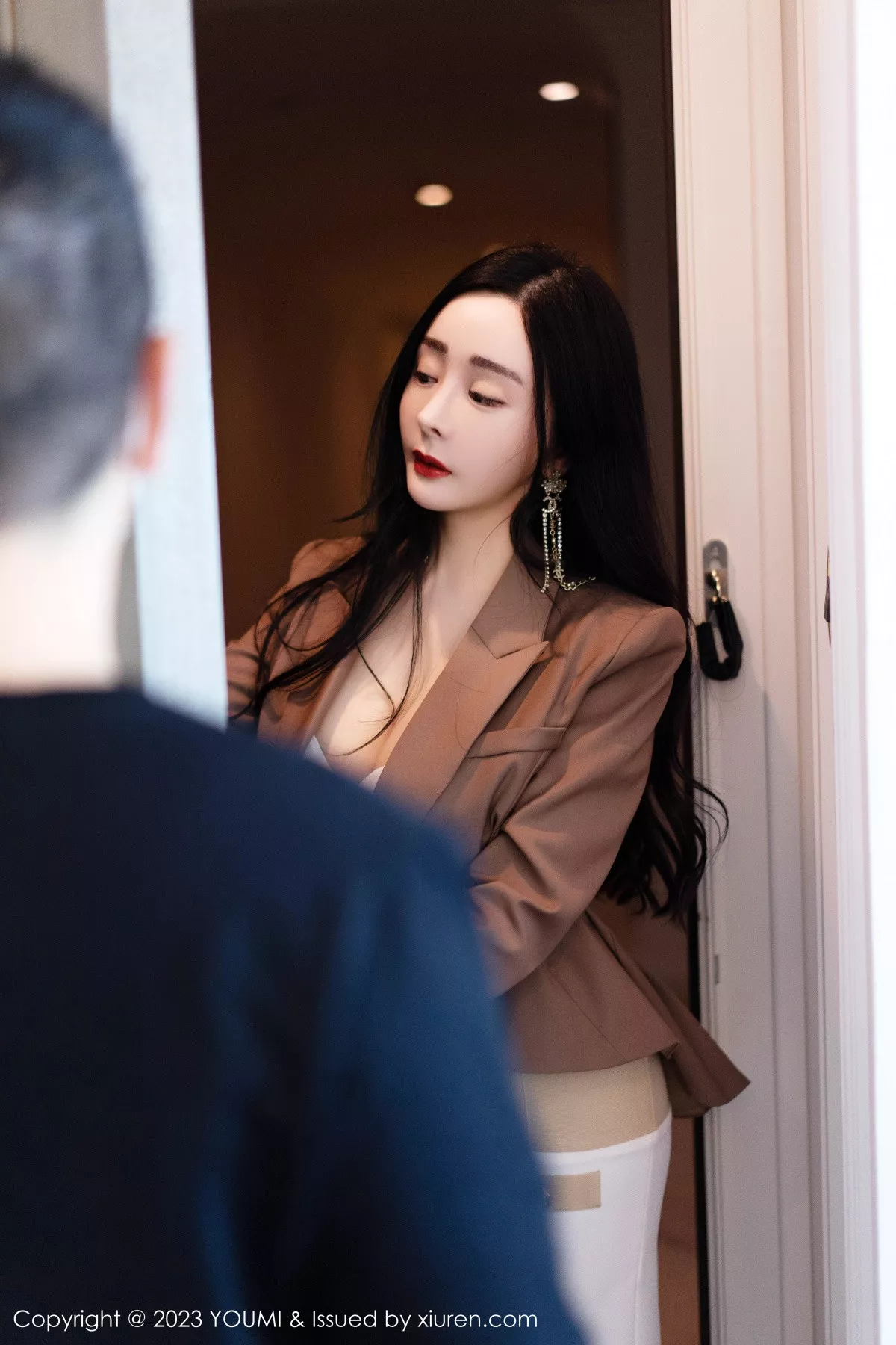 秀人集.com_[YouMi尤蜜荟]Vol.950_模特允爾性感咖啡色上衣配白短裙露超薄黑丝秀丰满身材诱惑写真73P