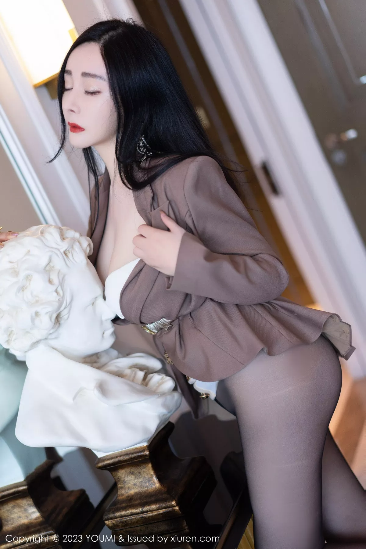 秀人集.com_[YouMi尤蜜荟]Vol.950_模特允爾性感咖啡色上衣配白短裙露超薄黑丝秀丰满身材诱惑写真73P