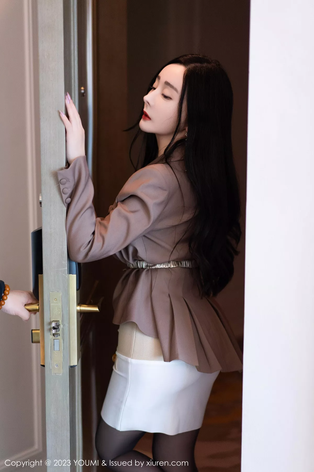 秀人集.com_[YouMi尤蜜荟]Vol.950_模特允爾性感咖啡色上衣配白短裙露超薄黑丝秀丰满身材诱惑写真73P