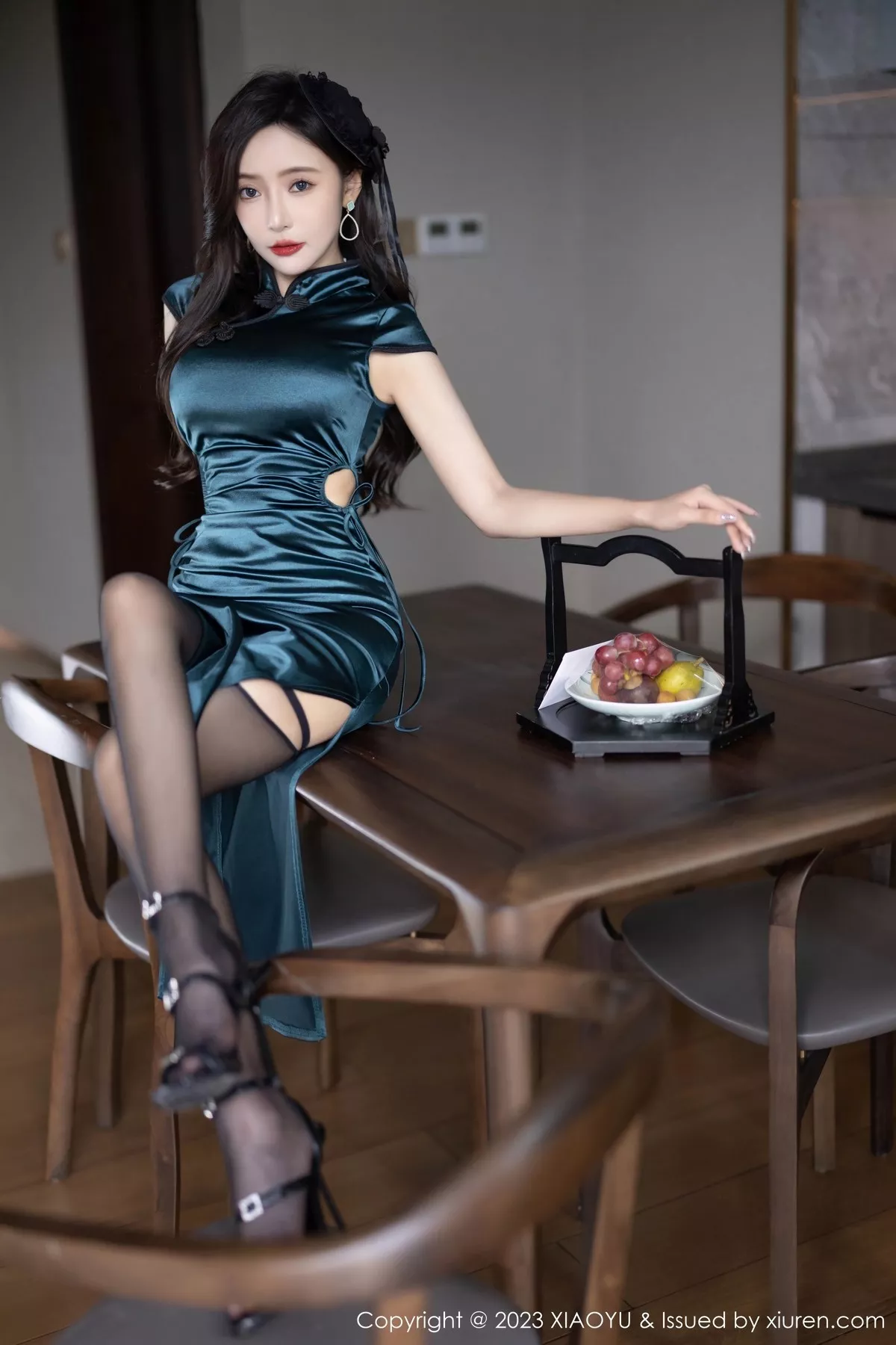 秀人集.com_[XiaoYu画语界]Vol.1048_女神王馨瑶yanni暗绿色旗袍露黑色蕾丝内衣秀曼妙身姿诱惑写真84P