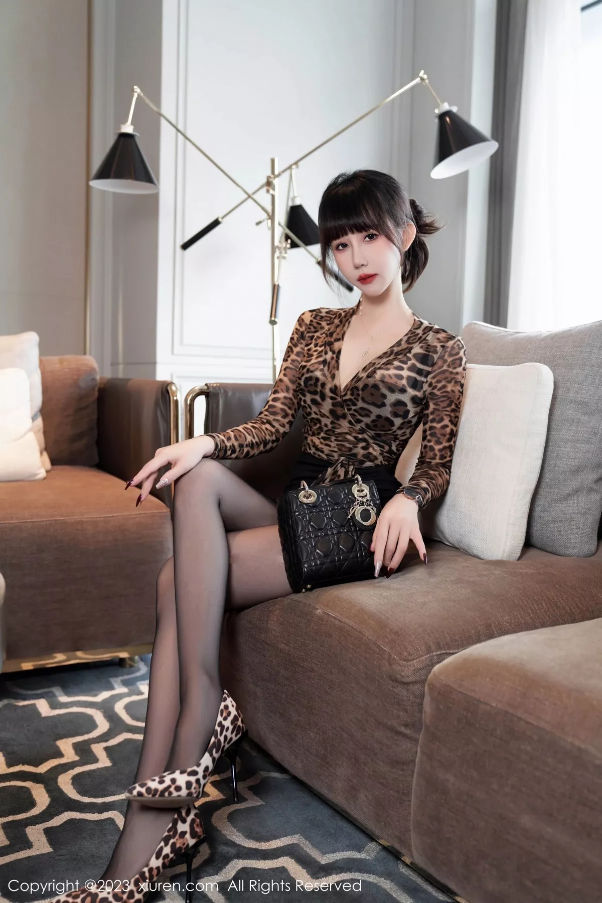 秀人集.com_[XiuRen秀人网]No.6904_模特波巧酱豹纹上衣配黑色短裙露黑丝吊袜秀惹火身材诱惑写真102P