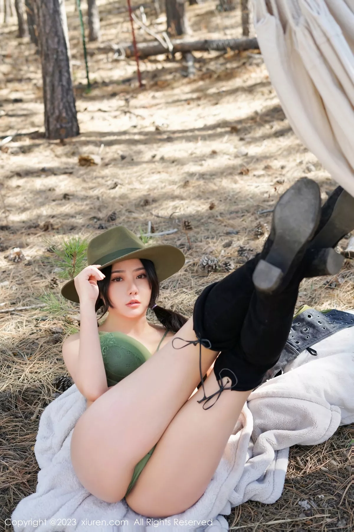 秀人集.com_[XiuRen秀人网]No.6902_女神Manuela玛鲁娜性感墨绿色牛仔装秀浑圆美臀惹火诱惑写真58P