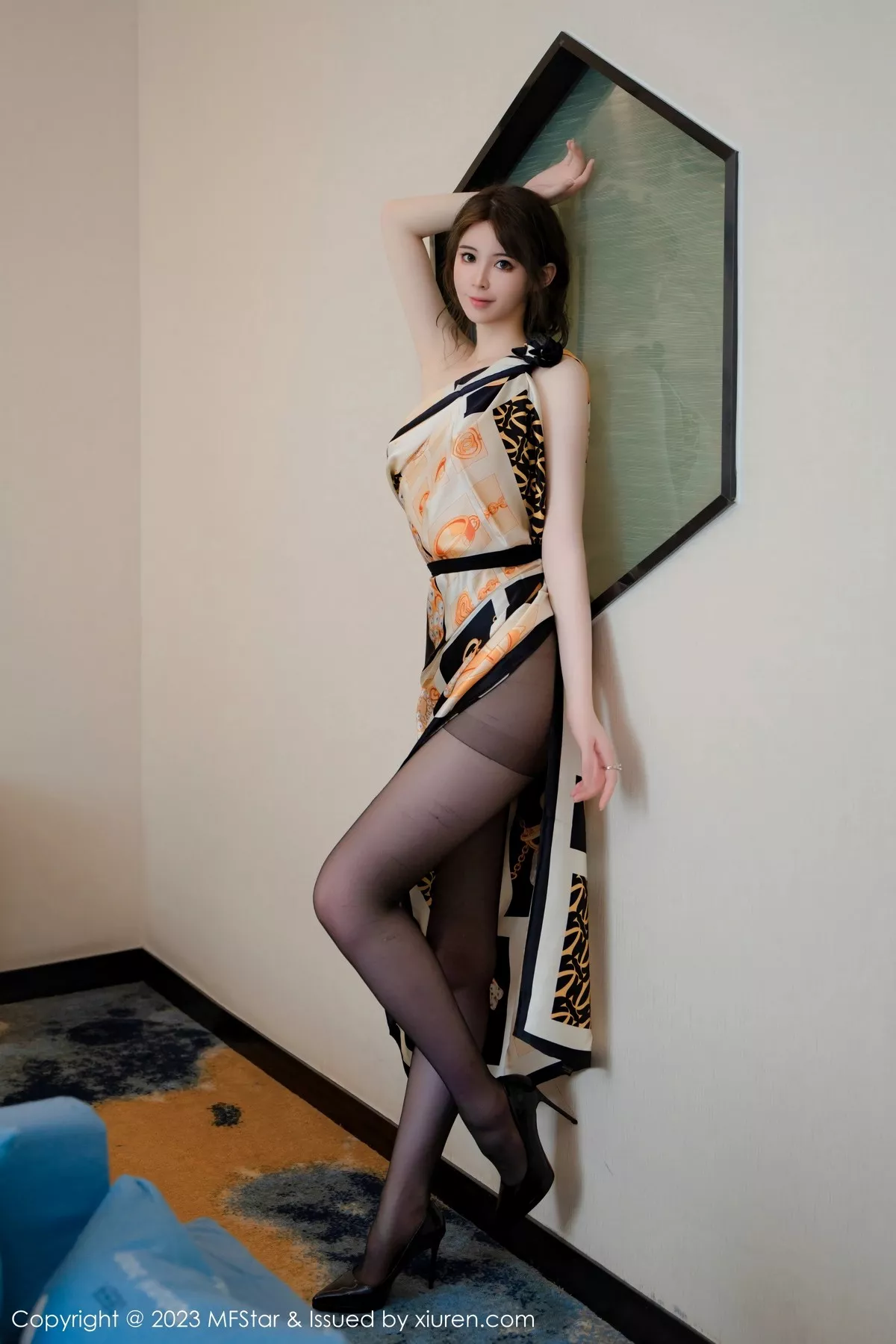 秀人集.com_[MFStar模范学院]Vol.626_模特yoo优优时尚露肩连衣长裙配超薄黑丝秀完美身材诱惑写真69P