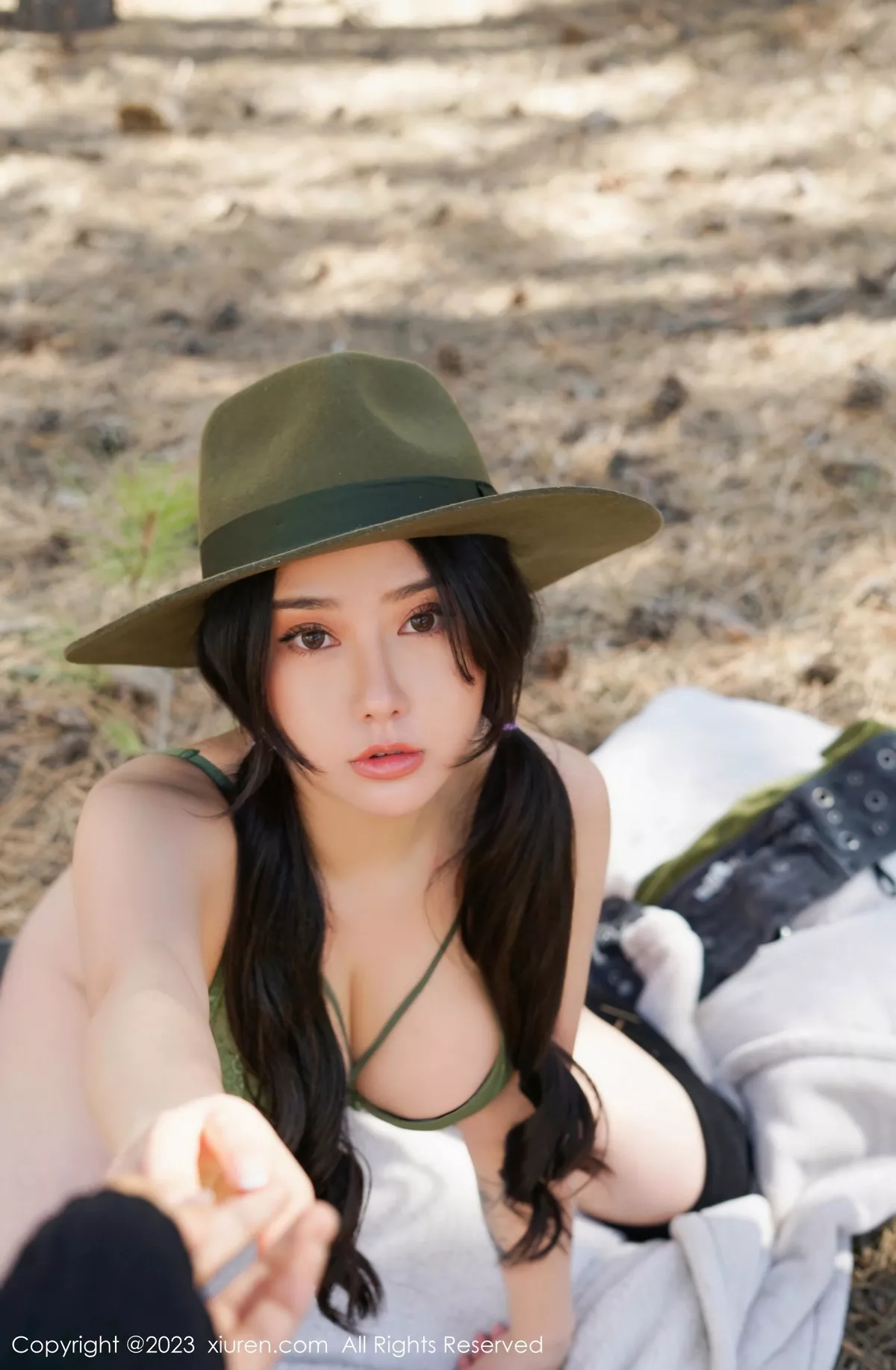 秀人集.com_[XiuRen秀人网]No.6902_女神Manuela玛鲁娜性感墨绿色牛仔装秀浑圆美臀惹火诱惑写真58P