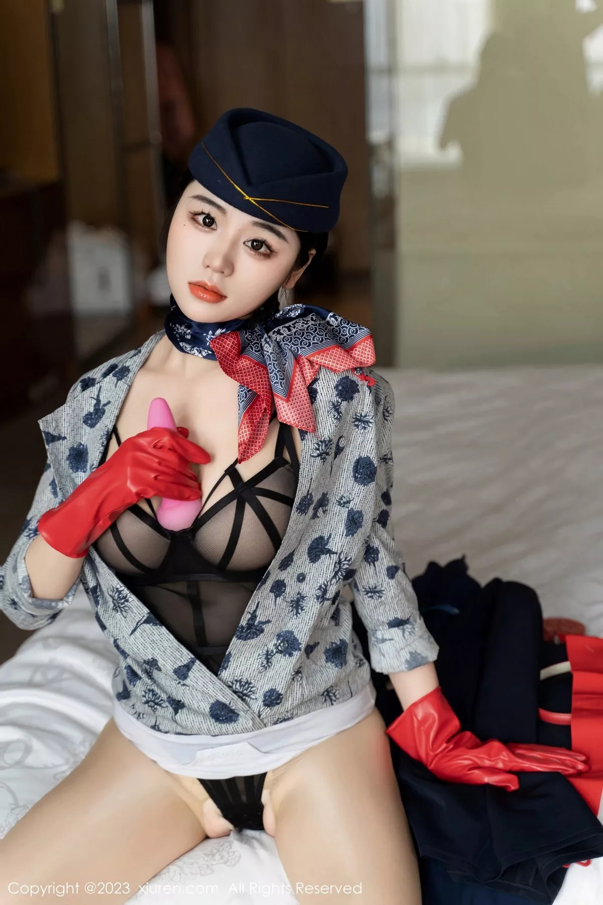 秀人集.com_[XiuRen秀人网]No.6790_模特汐汐爱吃草莓性感空姐制服露黑色内衣秀完美身材诱惑写真69P