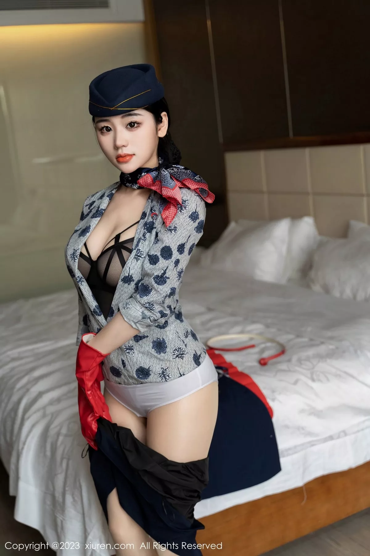 秀人集.com_[XiuRen秀人网]No.6790_模特汐汐爱吃草莓性感空姐制服露黑色内衣秀完美身材诱惑写真69P