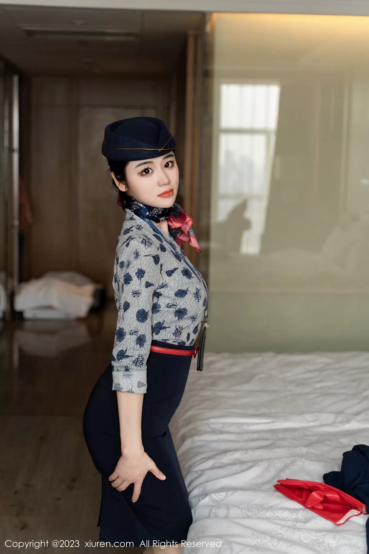 秀人集.com_[XiuRen秀人网]No.6790_模特汐汐爱吃草莓性感空姐制服露黑色内衣秀完美身材诱惑写真69P