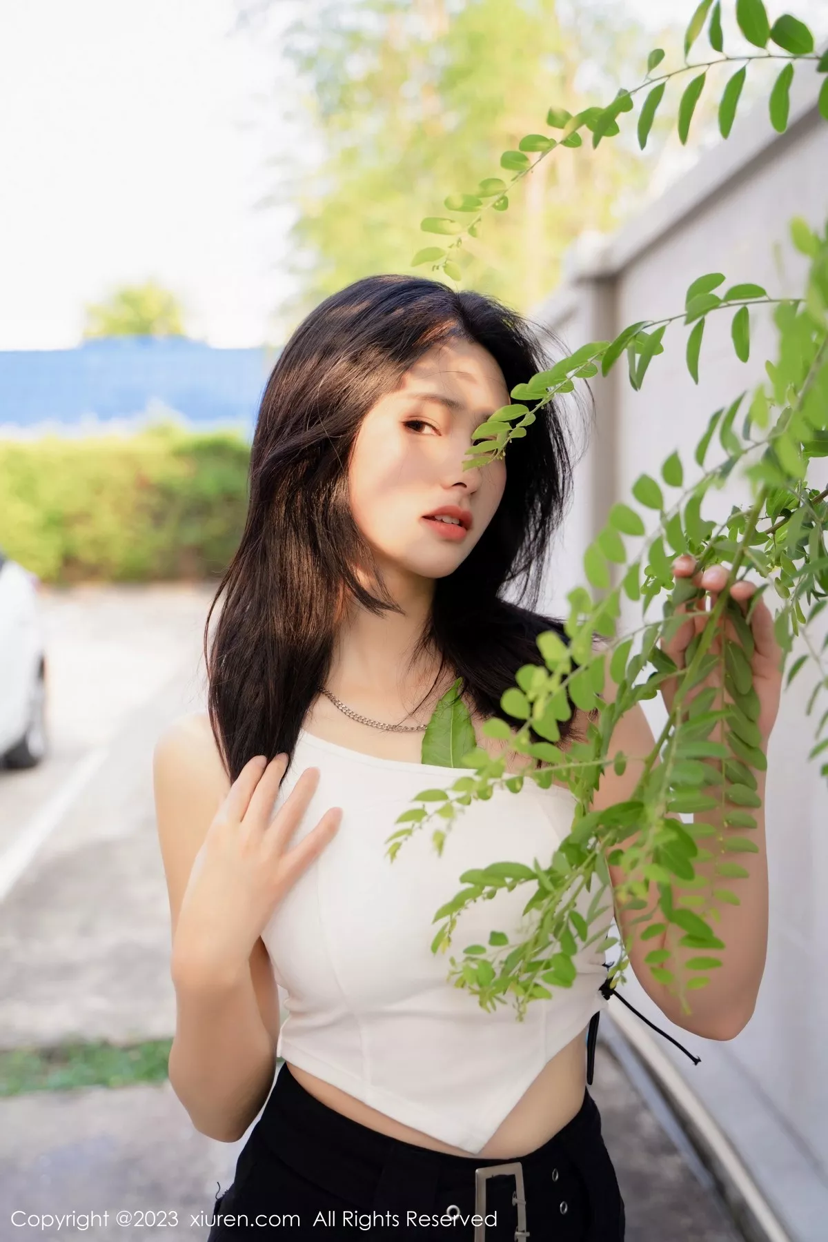 秀人集.com_[XiuRen秀人网]No.6798_模特艾希儿户外性感白色上衣配黑短裤秀曼妙身姿清爽迷人写真62P