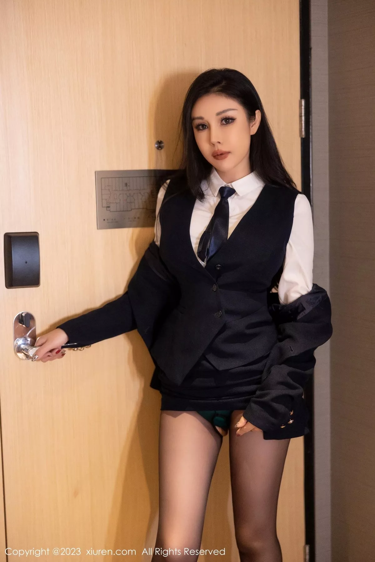 秀人集.com_[XiuRen秀人网]No.6797_模特田冰冰脱蓝色Ol制服露墨绿色蕾丝内衣配开档黑丝魅惑写真75P