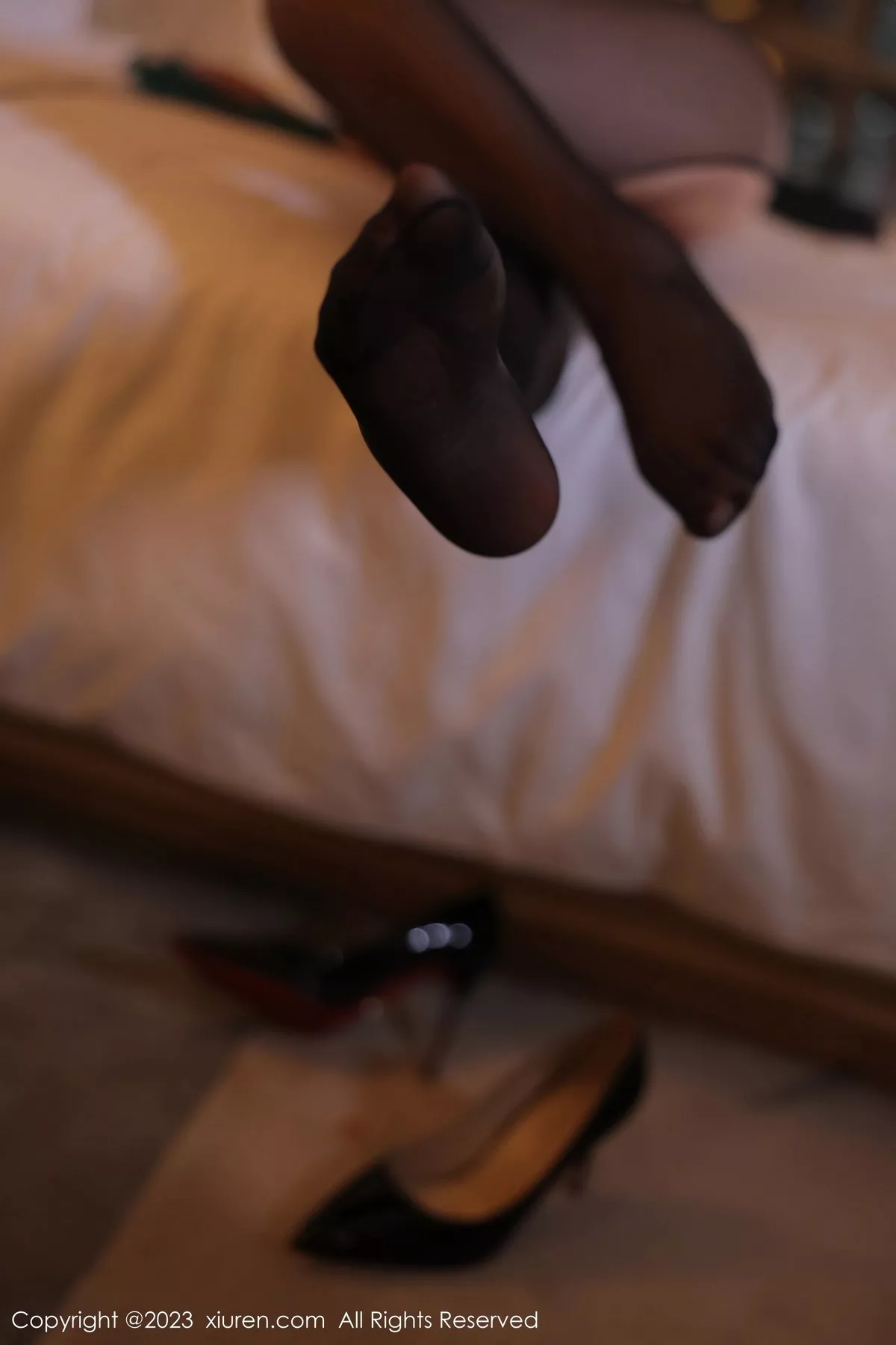 秀人集.com_[XiuRen秀人网]No.6797_模特田冰冰脱蓝色Ol制服露墨绿色蕾丝内衣配开档黑丝魅惑写真75P