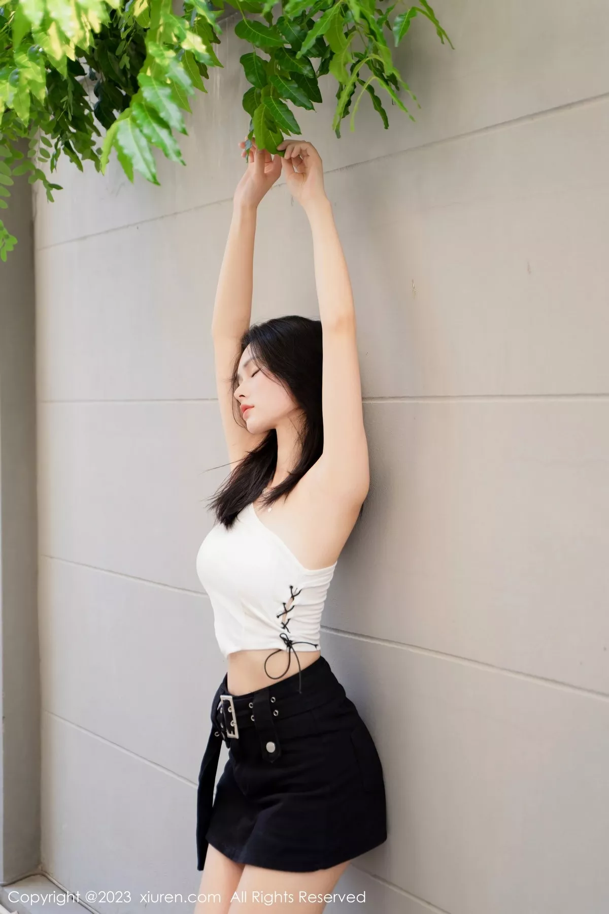 秀人集.com_[XiuRen秀人网]No.6798_模特艾希儿户外性感白色上衣配黑短裤秀曼妙身姿清爽迷人写真62P