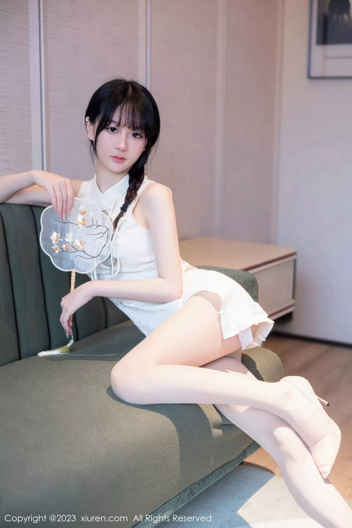 秀人集.com_[XiuRen秀人网]No.6813_模特幼幼性感白色旗袍服饰配原色丝袜秀完美身材撩人诱惑写真80P