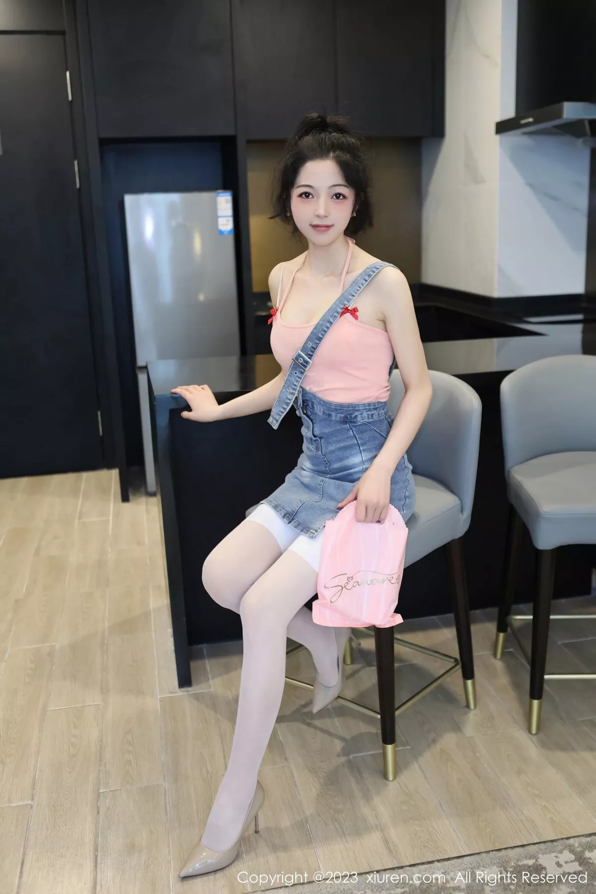 秀人集.com_[XiuRen秀人网]No.6816_模特茜茜Kimi脱牛仔背带裙露浅色蕾丝内衣秀完美身材诱惑写真76P