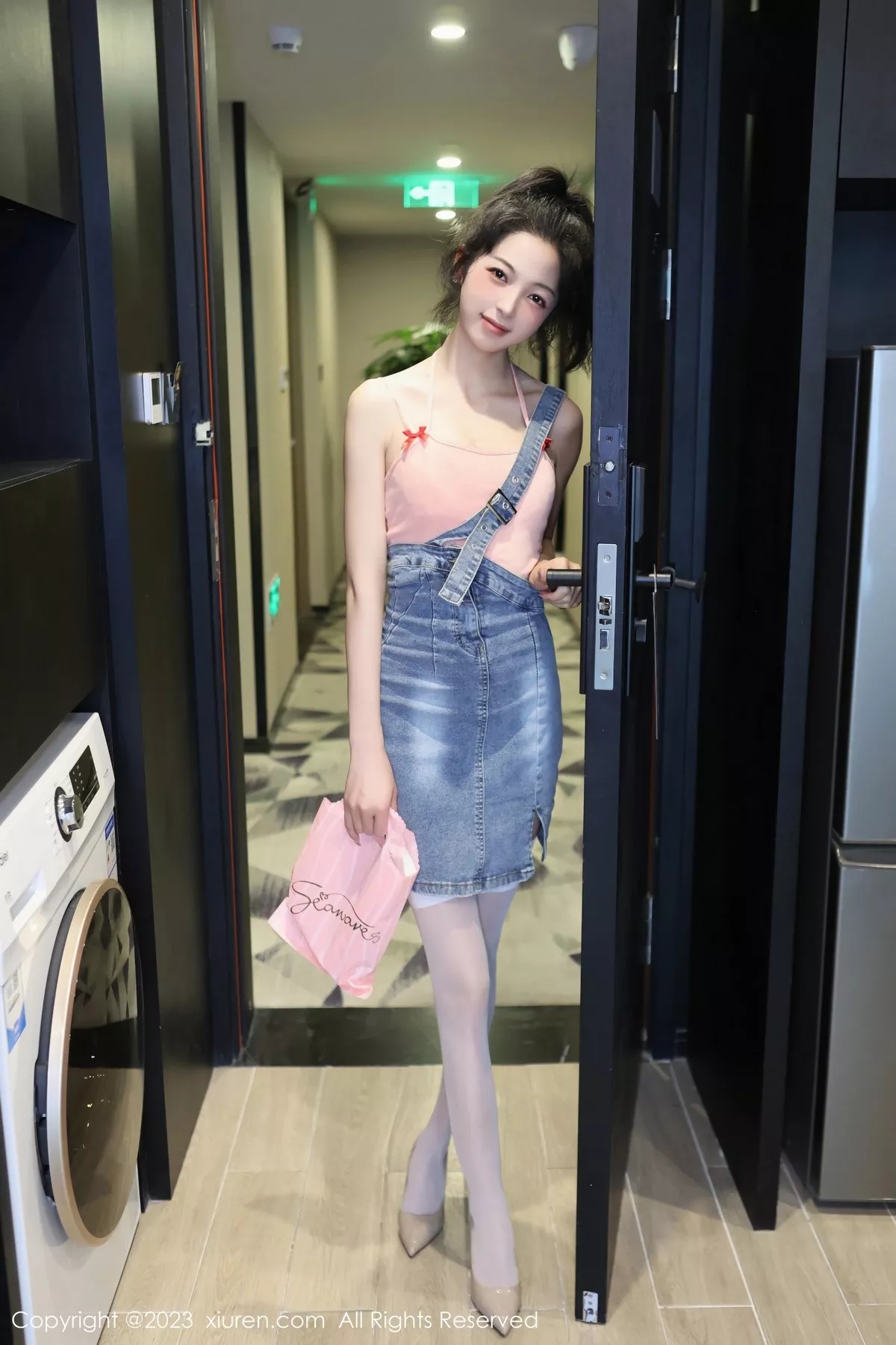 秀人集.com_[XiuRen秀人网]No.6816_模特茜茜Kimi脱牛仔背带裙露浅色蕾丝内衣秀完美身材诱惑写真76P