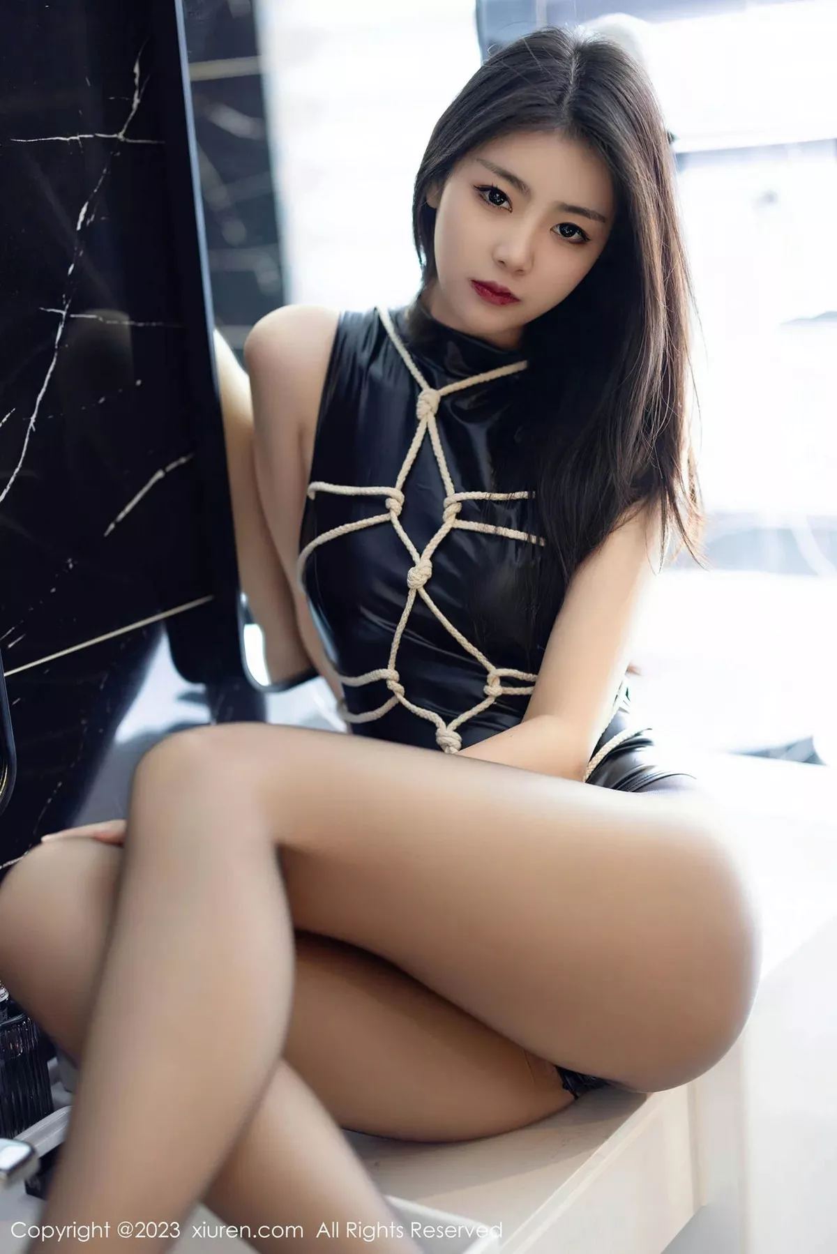 秀人集.com_[XiuRen秀人网]No.6990_模特可乐Vicky性感黑色高开叉服饰配超薄黑丝捆绑艺诱惑写真69P