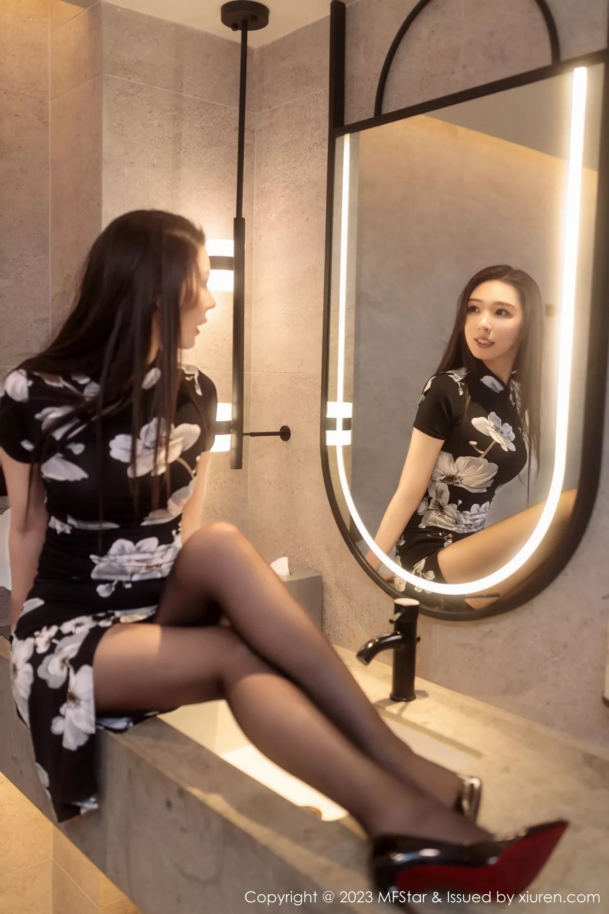 秀人集.com_[MFStar模范学院]Vol.630_模特小波多性感黑色带图案旗袍配超薄黑丝秀苗条身材诱惑写真54P
