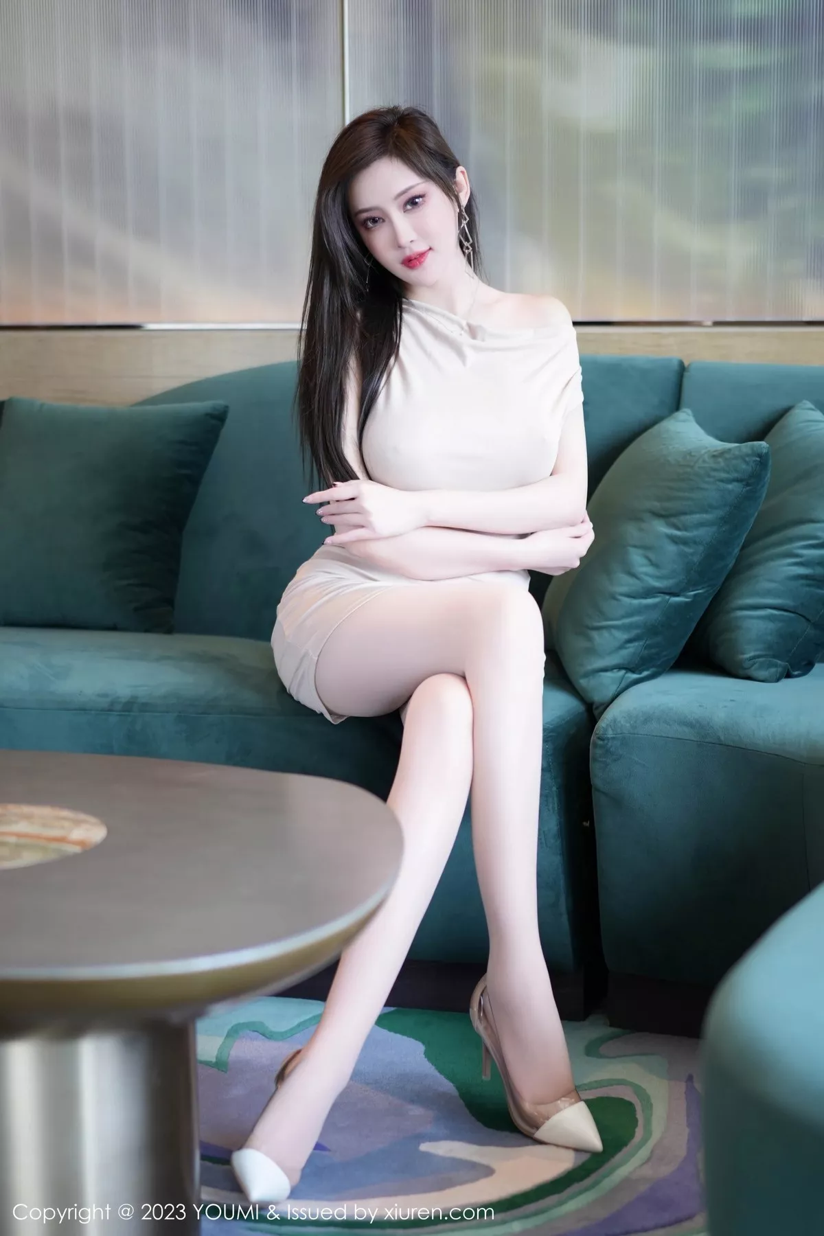 秀人集.com_[YouMi尤蜜荟]Vol.957_女神Carol周妍希性感杏色露肩裙配原色丝袜秀丰满身材诱惑写真80P