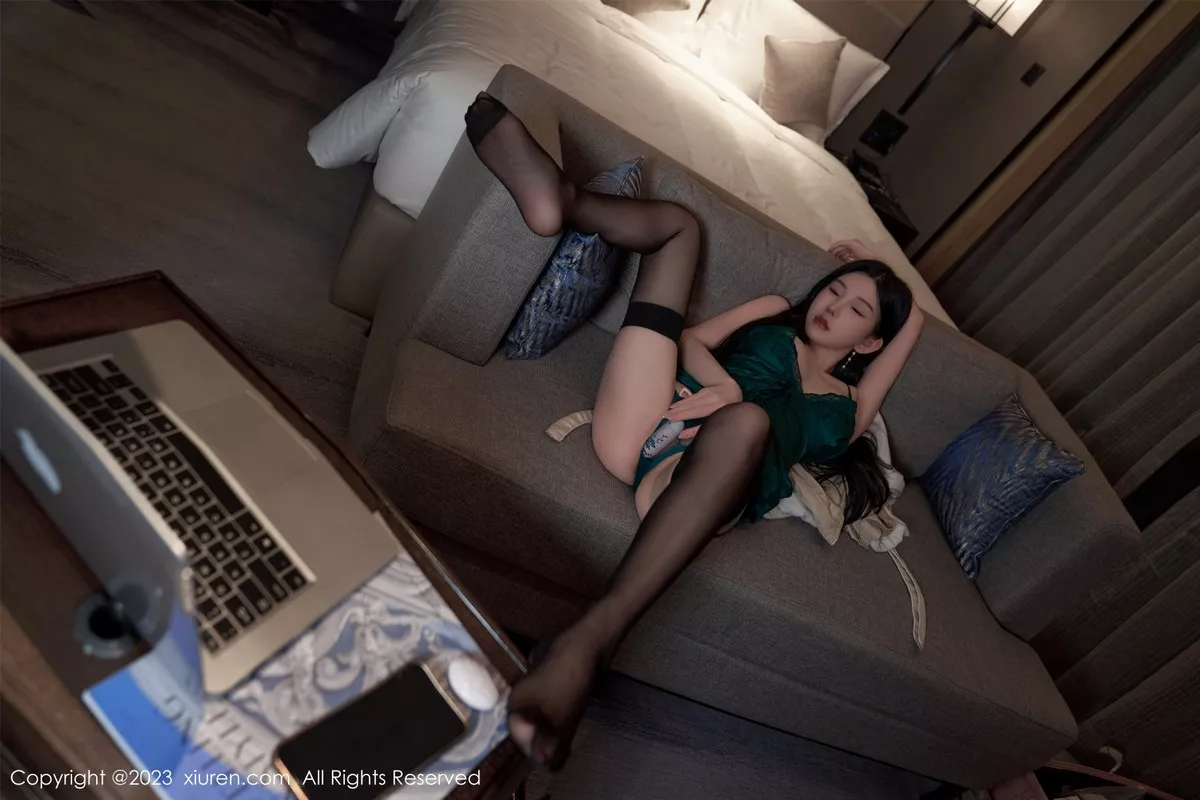 秀人集.com_[XiuRen秀人网]No.7009_女神周于希Sally性感墨绿吊带裙配黑丝吊袜秀翘臀美腿诱惑写真102P