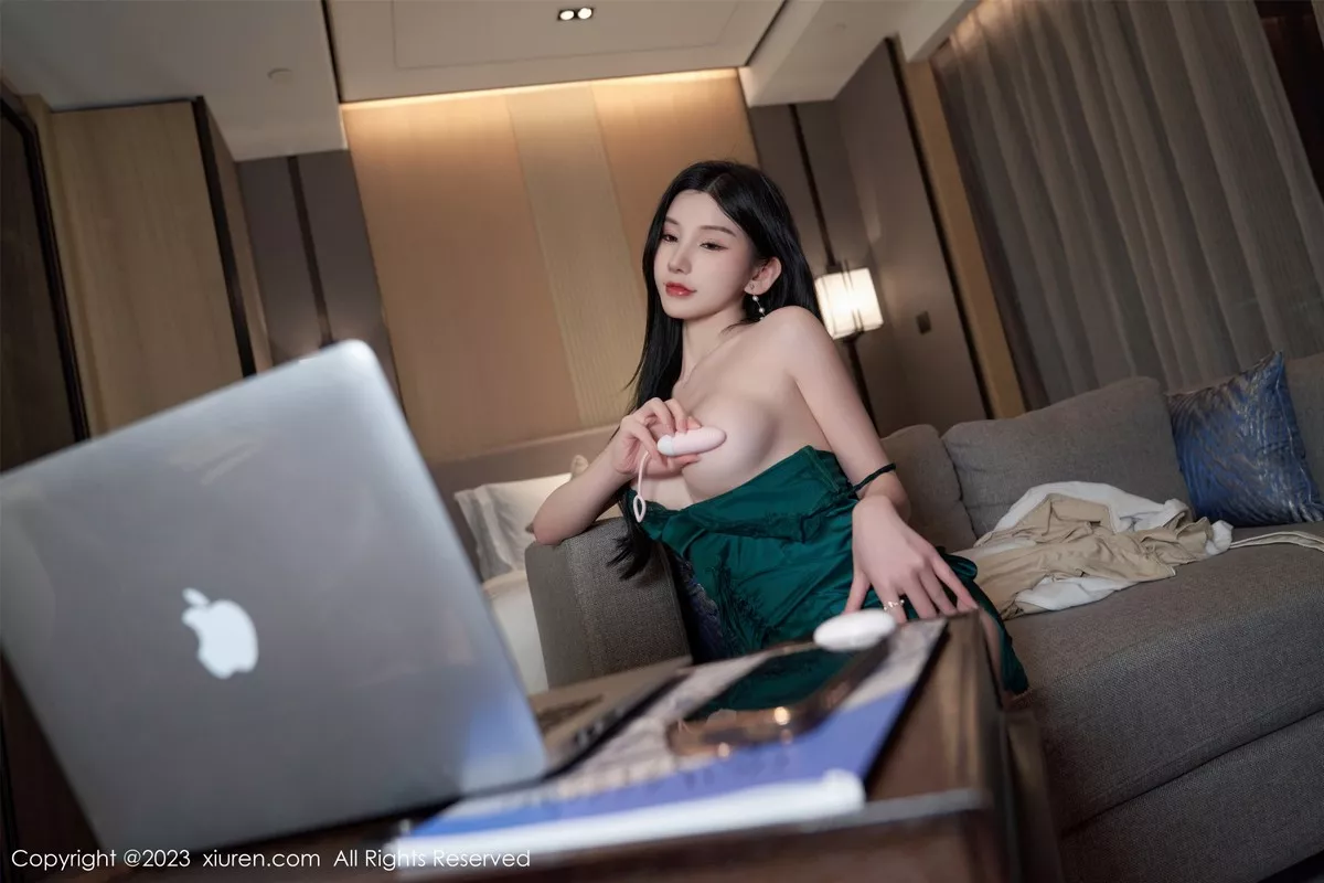 秀人集.com_[XiuRen秀人网]No.7009_女神周于希Sally性感墨绿吊带裙配黑丝吊袜秀翘臀美腿诱惑写真102P