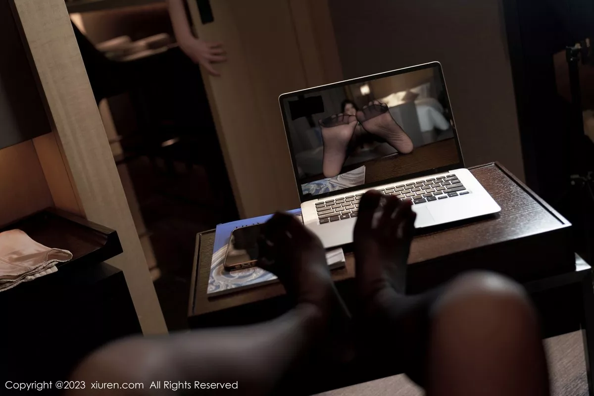 秀人集.com_[XiuRen秀人网]No.7009_女神周于希Sally性感墨绿吊带裙配黑丝吊袜秀翘臀美腿诱惑写真102P