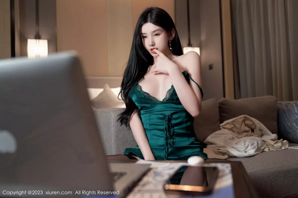 秀人集.com_[XiuRen秀人网]No.7009_女神周于希Sally性感墨绿吊带裙配黑丝吊袜秀翘臀美腿诱惑写真102P