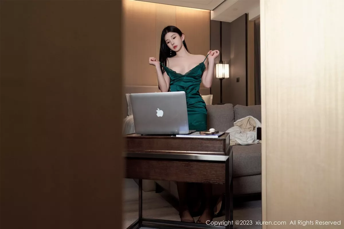 秀人集.com_[XiuRen秀人网]No.7009_女神周于希Sally性感墨绿吊带裙配黑丝吊袜秀翘臀美腿诱惑写真102P