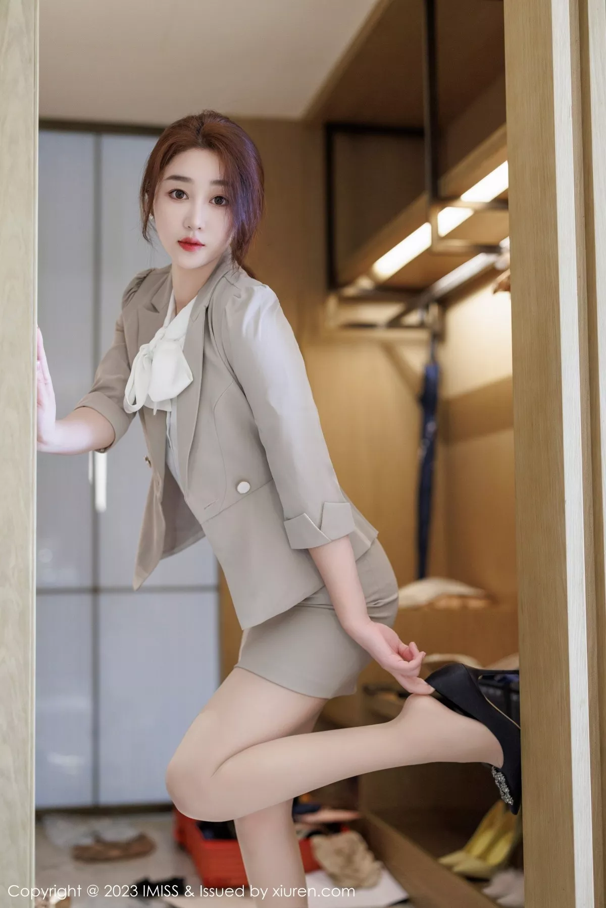 秀人集.com_[IMISS爱蜜社]Vol.735_模特九月生灰色职业装露性感红色蕾丝内衣秀完美身材诱惑写真57P