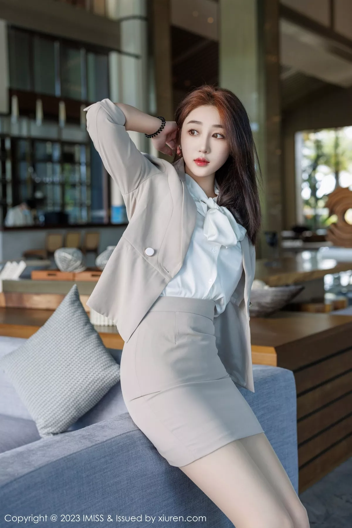 秀人集.com_[IMISS爱蜜社]Vol.735_模特九月生灰色职业装露性感红色蕾丝内衣秀完美身材诱惑写真57P