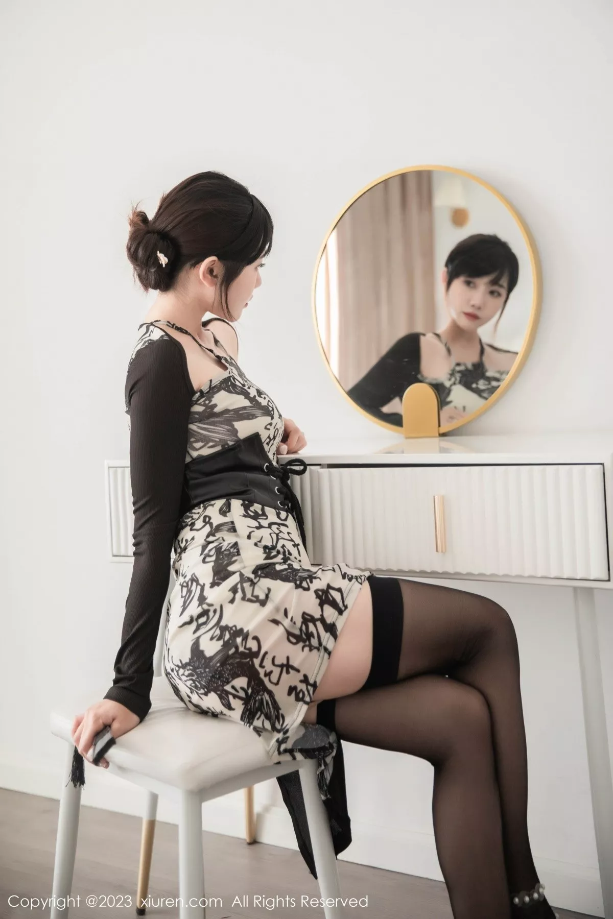 秀人集.com_[XiuRen秀人网]No.7015_模特严利娅Yuliya性感国风旗袍服配黑丝吊袜秀婀娜身材诱惑写真73P