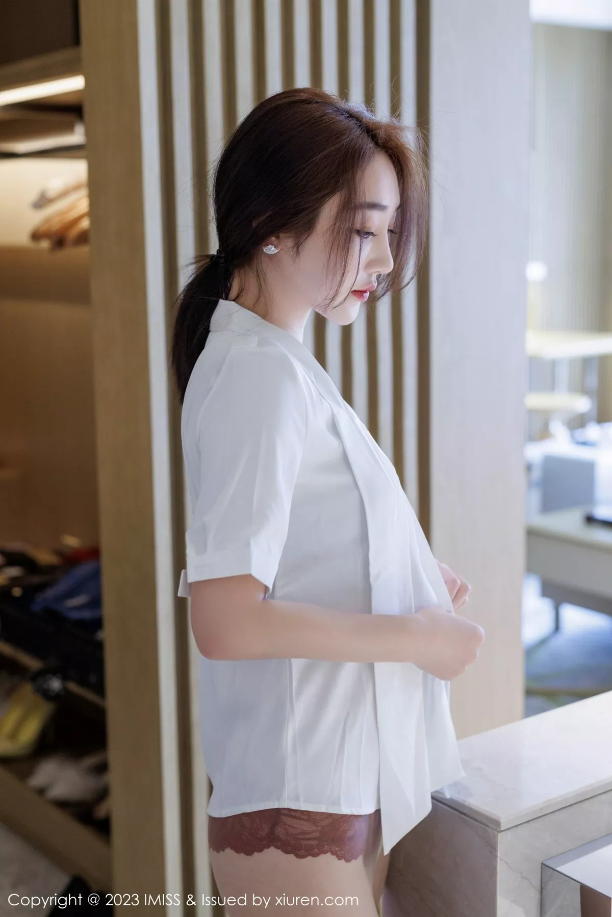 秀人集.com_[IMISS爱蜜社]Vol.735_模特九月生灰色职业装露性感红色蕾丝内衣秀完美身材诱惑写真57P