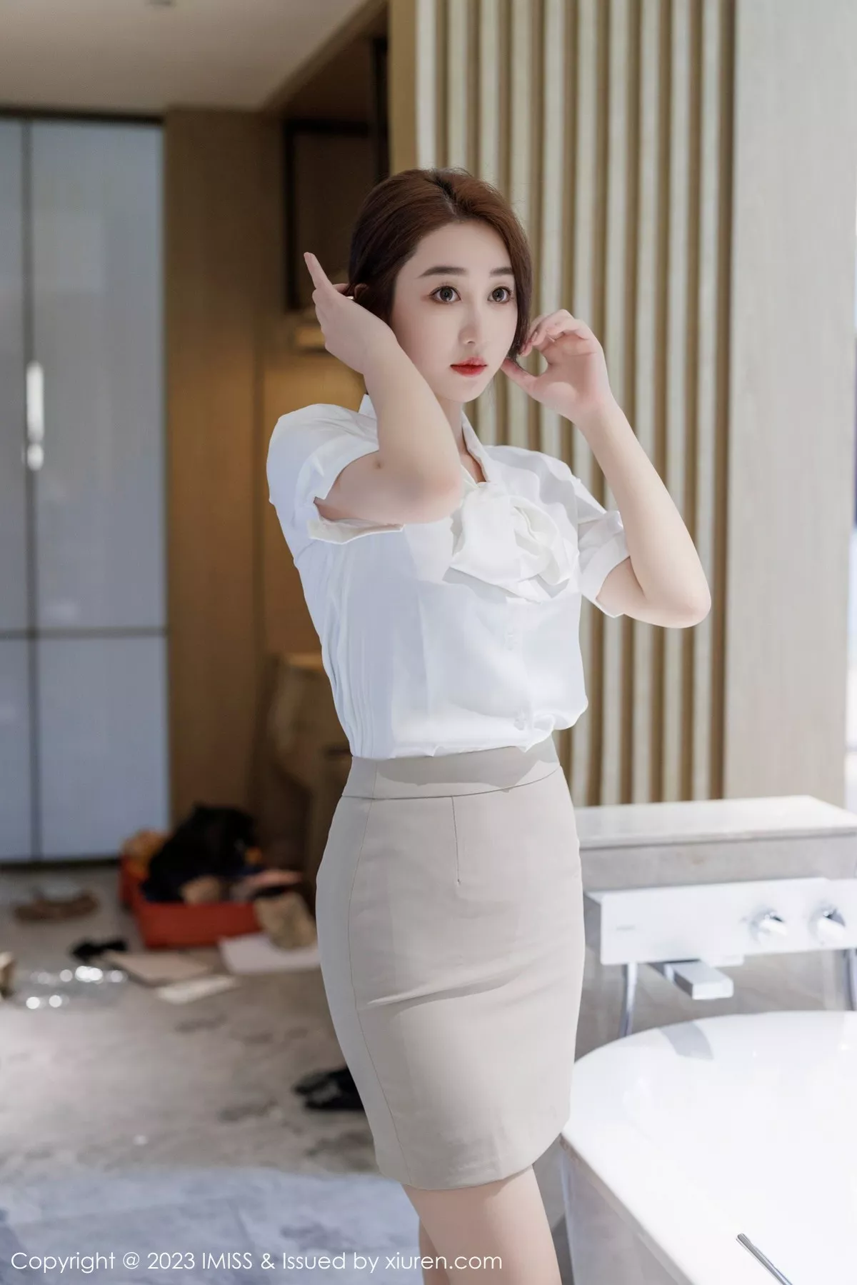 秀人集.com_[IMISS爱蜜社]Vol.735_模特九月生灰色职业装露性感红色蕾丝内衣秀完美身材诱惑写真57P