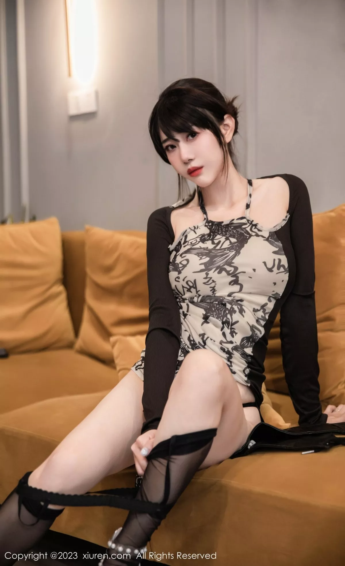 秀人集.com_[XiuRen秀人网]No.7015_模特严利娅Yuliya性感国风旗袍服配黑丝吊袜秀婀娜身材诱惑写真73P