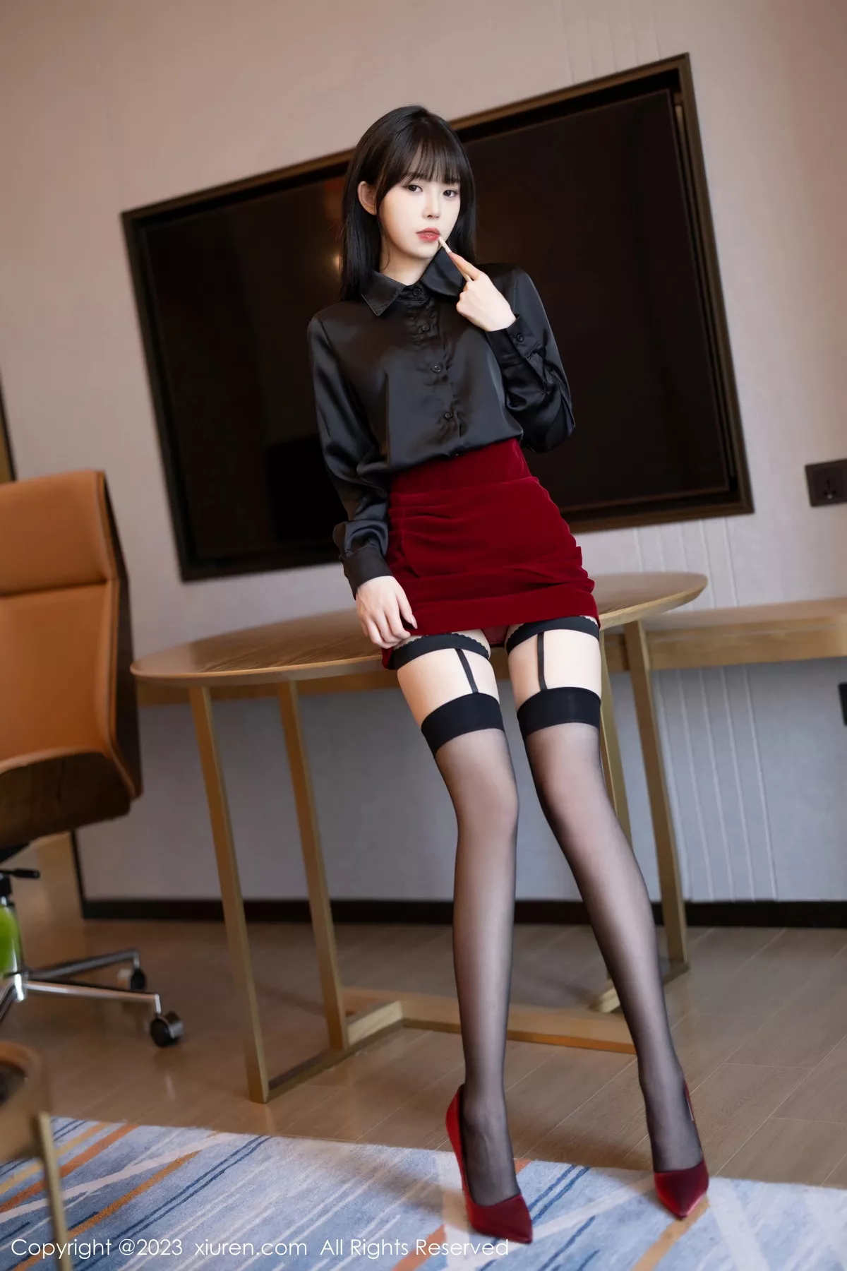 秀人集.com_[XiaoYu画语界]Vol.1063_模特奶瓶黑色衬衫配红色短裙露红色蕾丝内衣黑丝吊袜魅惑写真81P