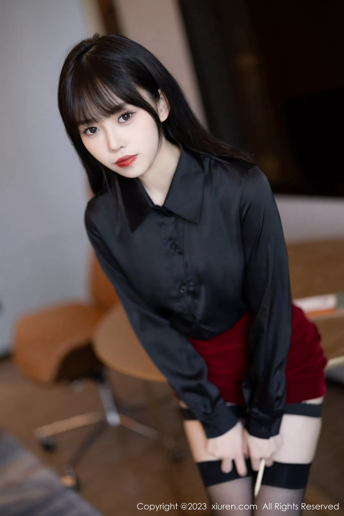 秀人集.com_[XiaoYu画语界]Vol.1063_模特奶瓶黑色衬衫配红色短裙露红色蕾丝内衣黑丝吊袜魅惑写真81P