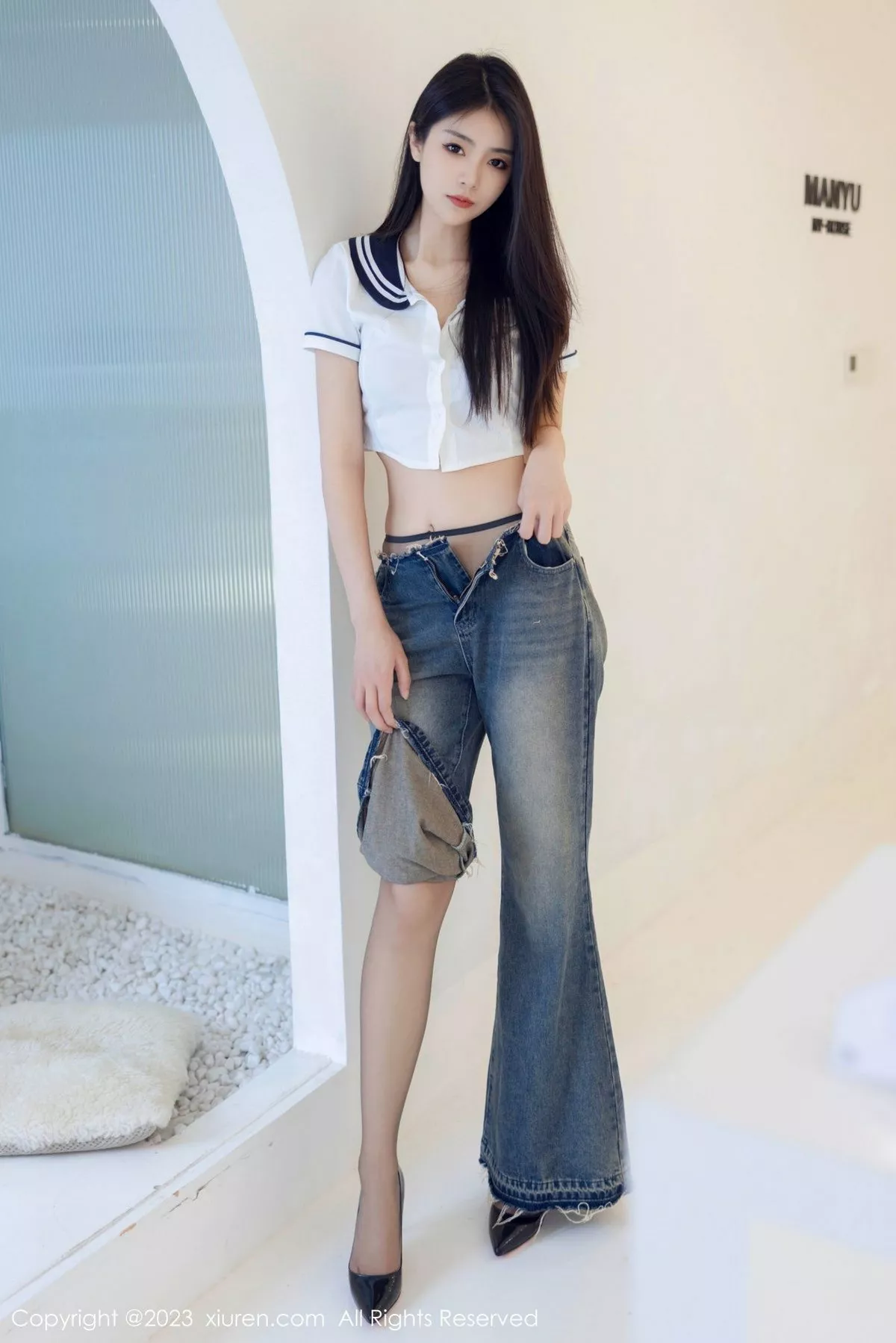 秀人集.com_[XiuRen秀人网]No.7027_模特可乐Vicky白色上衣配牛仔裤露超薄黑丝秀曼妙身姿诱惑写真82P