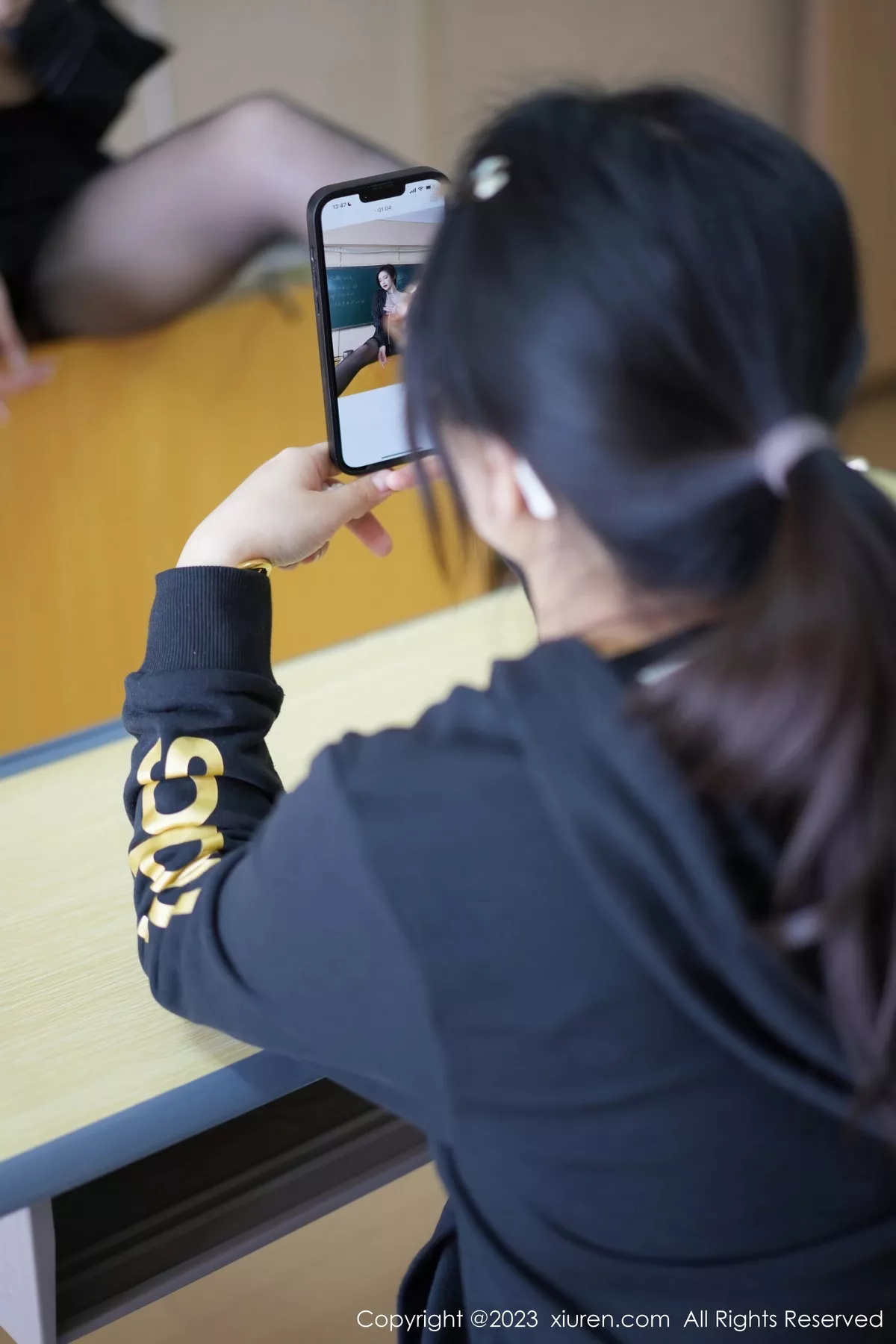 秀人集.com_[XiuRen秀人网]No.7042_女神Carol周妍希深色条纹服饰配黑短裙半脱秀丰满身材诱惑写真73P