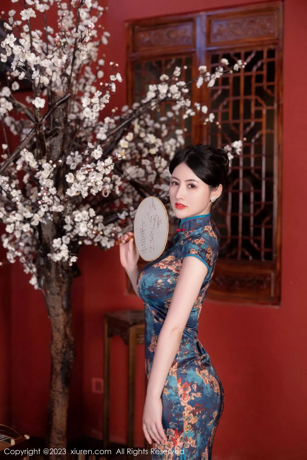 秀人集.com_[XiuRen秀人网]No.7051_模特诗诗kiki脱蓝色图纹旗袍露黑色蕾丝内衣配黑丝吊袜诱惑写真82P