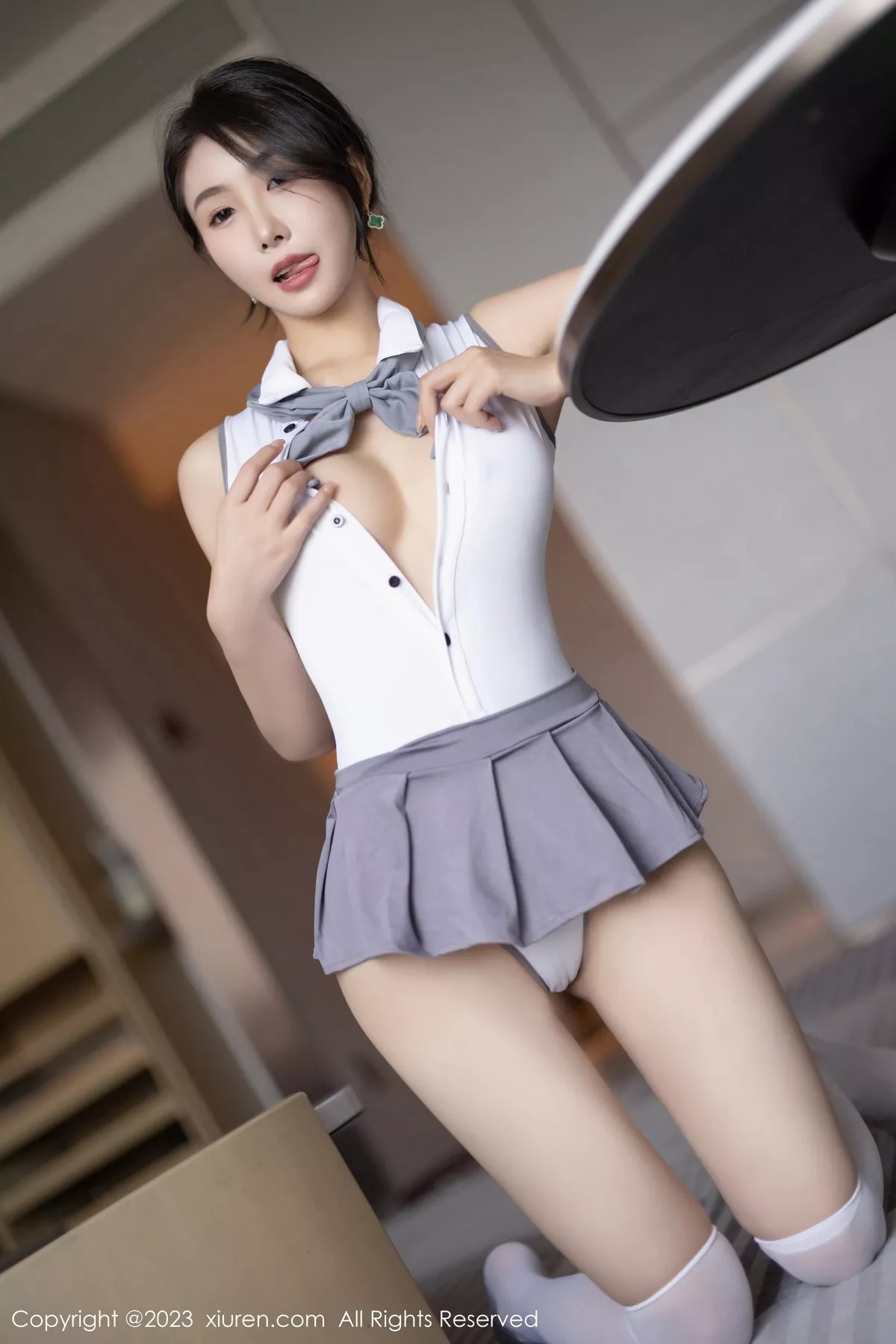 秀人集.com_[XiuRen秀人网]No.7053_模特苏苏阿淡蓝连衣短裙配超薄肉丝+白色高开叉服迷人诱惑写真87P