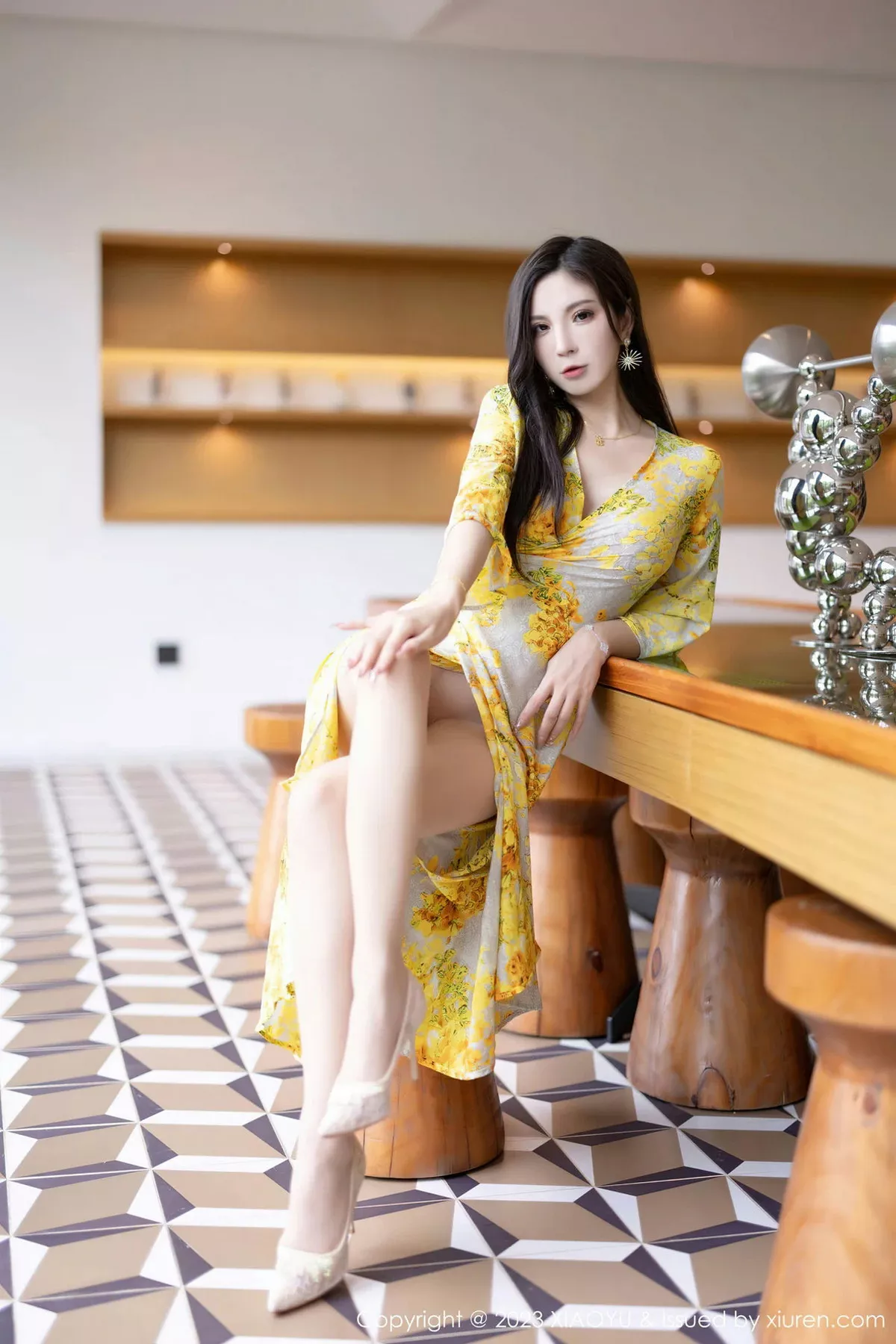 秀人集.com_[XiaoYu画语界]Vol.1066_模特小蛮妖Yummy脱黄色图案连衣长裙露傲人豪乳遮点诱惑写真87P